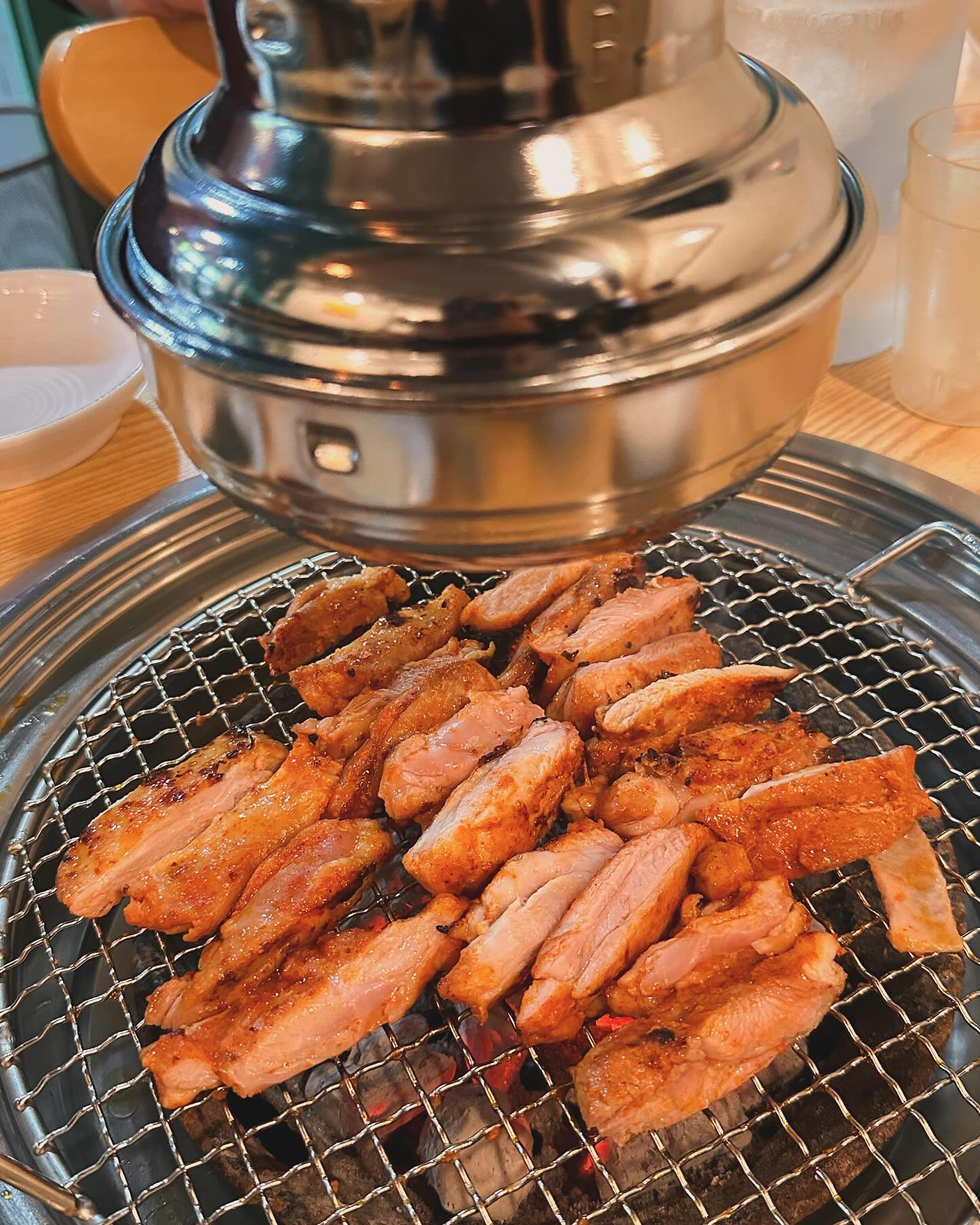 오랜만에 숯불 닭갈비 냠냠😁

적당히 간이 밴 초벌구이로 맛있게 구워주셔서 짱맛
소주 한잔하기에 딱! 
요즘 보기 드물게 소주 4천원인곳이라서
부담도 없어요👀
숯불닭갈비 맛난곳이 흔치 않은데 맘에 들었음

닭갈비 먹은후에는 막국수 진행시켜!
춘천에 가지 않고도 춘천너낌😺

고기 후에는 역시 국수가 국룰! 진리잉.😊

아! 이거 먹으니 여행 가고싶음