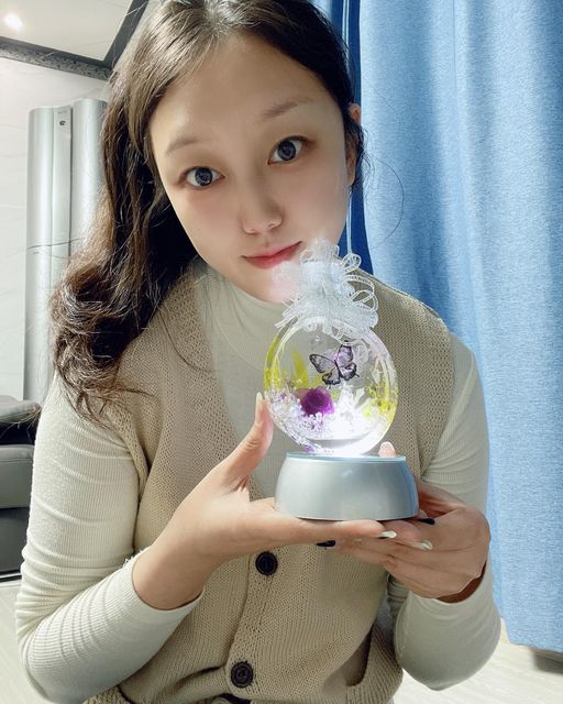 무해쀼💜파워J_8년차부부 ❥ on Instagram: "#해쀼뉴이어 ⠀ 꺅! 새해선물 받았어요:)💝 ⠀ 제가 너무너무 좋아하는색이 바로 바로 보라색인데요!💜 ⠀ 보라색으로 된 너무 예쁜 #하바리움무드