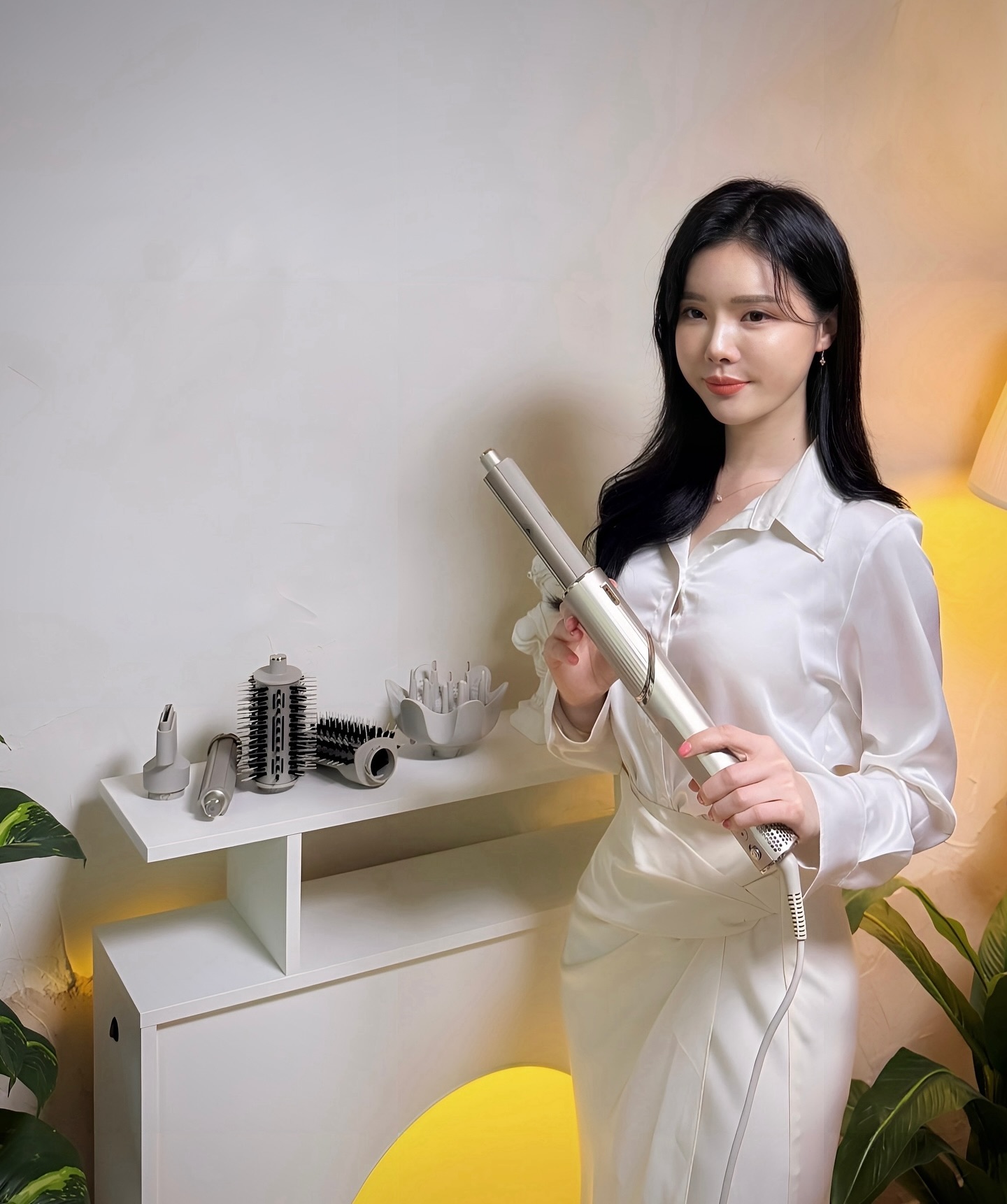 #광고 #샤크플렉스타일
바쁜 아침 매번 드라이와 스타일링 시간 정말 오래 걸리죠🥹
샤크 플렉스타일은 2 in 1 설계로
드라이어와 헤어 스타일러 기능을 동시에 사용할 수 있어요.

다양한 스타일링 툴을 헤드 부분에 교체만 하면
드라이기에서 스타일러로 변신! ✨

샤크 플렉스타일은 컬링 배럴, 라운드 브러시, 패들 브러시,
컬 디퓨저, 스타일링 콘센트레이터 이렇게 5가지 툴 구성으로
집에서도 손쉽게 매일매일 새로운 헤어가 가능한데요.

특히 전 컬링 배럴에 완전 반했어요😍
머리카락을 컬링 배럴 가까이 가져가면 코안다 효과로
모발의 부드러움과 탄력을 유지하며 자연스러운 컬이 세팅 돼거든요.

4번 영상을 보시면 머리카락을 가져대기만 해도
바람에 의해 알아서 자연스럽게 말리는 머리🫨🫨🫨
이거 진짜 너무 신기해서 우와 소리가 나오더라구요!
이제 고데기 열 손상 걱정 없이 샤크 스타일로 머리해야겠어요🙆🏻‍♀️

그리고 머리 끝부분만 자연스럽게 웨이브 정리하고 싶을 때
사용하기 좋은 라운드 브러시도 활용도 만점!

모발이 건조해지기 쉬운 가을엔 머릿결 관리도 함게 할 수 있는
샤크 플렉스타일로 다양한 스타일을 빠르게 연출해 보세요🥰

sharkninjakr
sharkbeauty

#샤크뷰티 #플렉스타일 #헤어드라이어 #헤어스타일러
#헤어스타일링 #가을헤어스타일 #웨이브펌 #웨이브헤어스타일