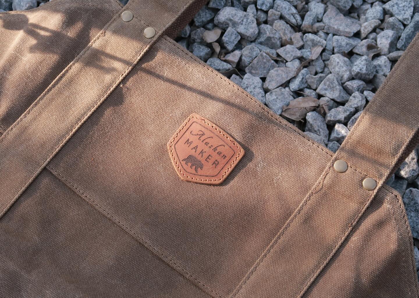 #제품제공 #알래스칸메이커 👜

우연히 운 좋게 알래스칸메이커 이벤트에 당첨되어서 저희에게 없던! 또 옴청 갖고 싶었던 장작가방을 받게 되었오요오🥳꺄아아✨

받자마자 놀랐던게 소재가 진짜 엄청 튼튼하더라구용!
왁스처리 된 캔버스 소재라서 탄탄함은 기본에 발수기능까지 갖췄지 모예용🥰
장작은 습기 먹으면 안되는데 알래스칸메이커 장작가방은 진짜 예쁜데다가 기능성까지 제대로 갖췄어요🥹

심지어 디자인이 프랑스에서 디자인 한 하이 퀄리티 패브릭 브랜드라서 그런지 장작가방인데 퀄리티가 증맬 장난 아니더라구용💛

발수처리 기능이 있다보니 오염이 되어도 간편하게 제거가 가능하니 편의성까지 진짜 삼박자가 완벽✨

디테일까지 뜯어보면 🔆
사이즈 조절이 가능한 가죽 잠금 스트랩에
빈티지한 감성의 로고 패치, 
리벳을 사용해 튼튼한 손잡이까지 
정말 알래스칸메이커는 갓벽 그자체🧡

거기다 알래스칸메이커는 1% for the planet멤버인데 1% for the planet이 뭐냐면 회원들이 연간 매출 1%를 환경을 위해 기부하는 국제기구라고 해요🥹
진짜 브랜드에서 만들어내는 제품도 너무 멋진데 환경까지 생각하는 이런 마인드도 너무 멋지신거같아요✨

이제 겨울이라 불멍도 많이 하실거구 장작도 다들 왕창왕창 구매하실건데 언제까지 장작 그 초록망 빨간망에 담아서 아무데나 버려두실꼬예요🫣 눈 안맵게 연기없이 바짝 마른 장작으로 멋지게 불멍하려면 알래스칸메이커 장작가방 즈희 모두 하나씩 겟겟해야합미댜!🤓

장작가방 외에도 앞치마, 쿨러백 등등 예쁜게 너무 많은 알래스칸메이커 같이 구경하러 가보쟈구욧!💃🏻

🏷️ alaskanmaker_korea 

💡

#제품추천 #알래스칸메이커 #장작가방 #장작가방추천 #캠핑가방 #장작거치대 #장작캐리어 #감성캠핑