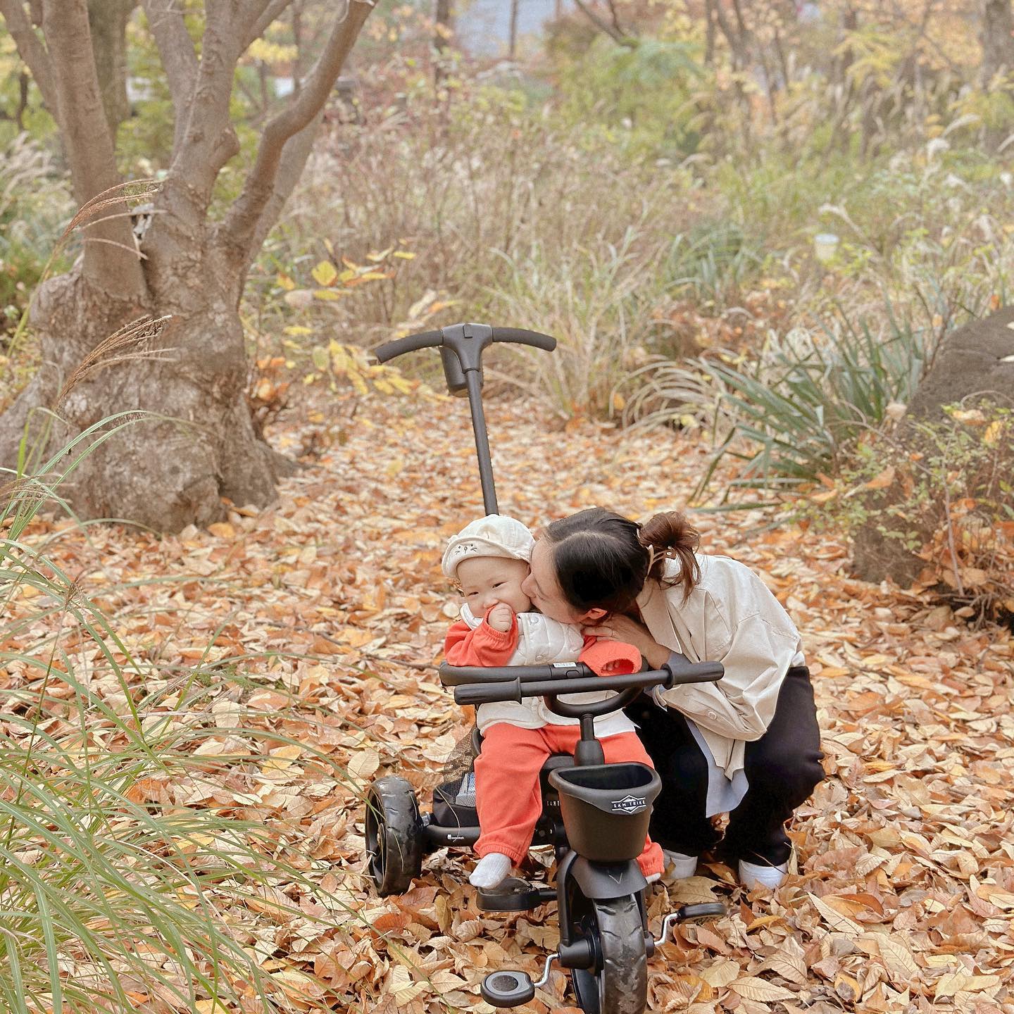 우주랑, 가을을 봤네 ◡̈︎ 

친정 엄마아빠한테 아기 맡기고
남편이랑 연애중..🤍 

나 남편 아직 좋아하네..🥹
오늘도 고맙고 사랑핸다~
#취중진담 #모유수유불가 #미안우주