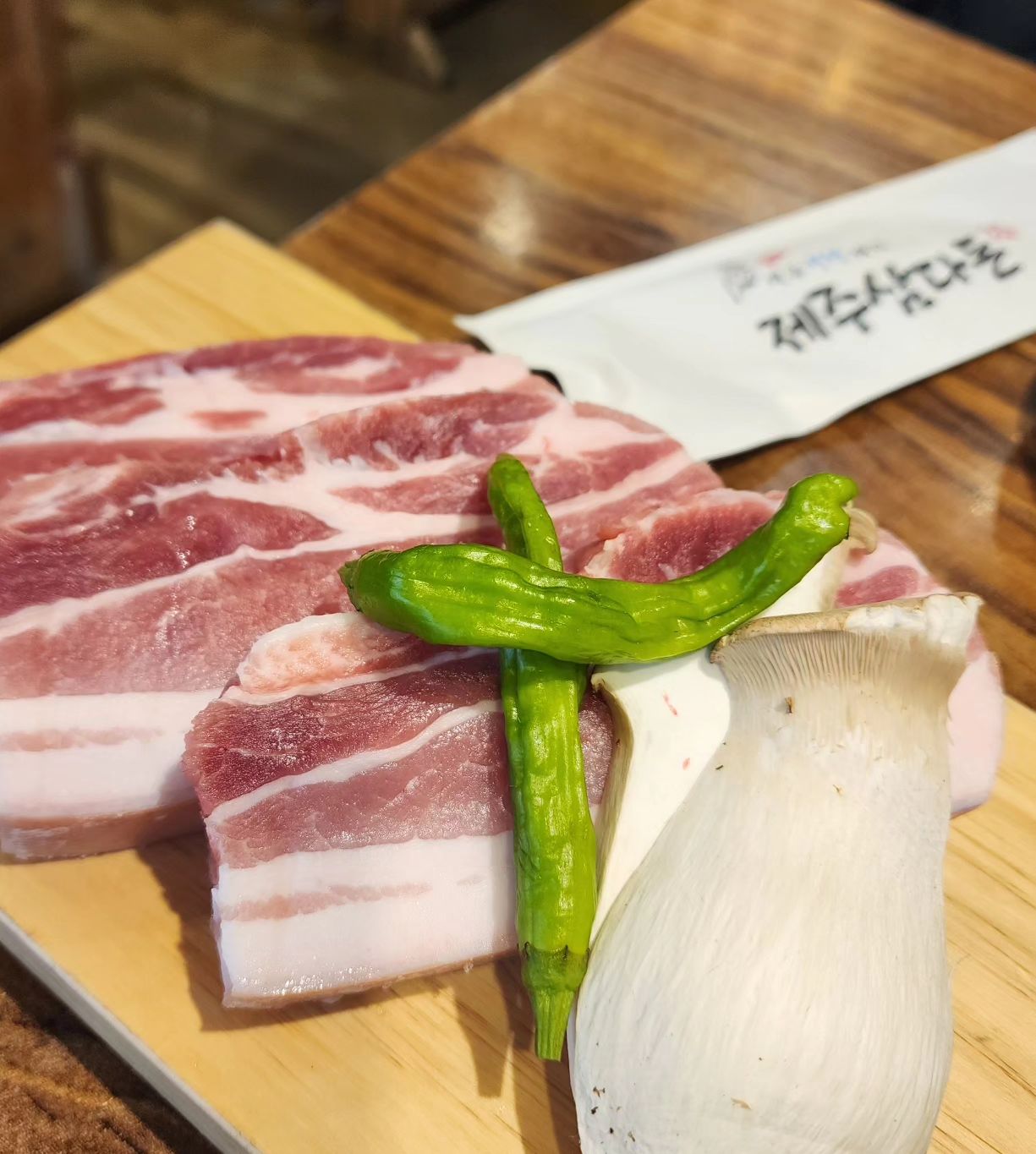 #협찬

주말엔 #오겹살
동네 맛집으로 소문난 #제주삼다돈이촌점
신선한 제주산 돼지고기로 에너지 보충~^^
고기 좋죠ㅎㅎ

한번 먹어보면 꼭 다시 찾게되는 마성의 고깃집
근데 여기 #고추장찌개 생각이 더 간절했어용

#이촌동맛집 #이촌한강공원맛집 #이촌맛집 #제주삼다돈 #삼겹살