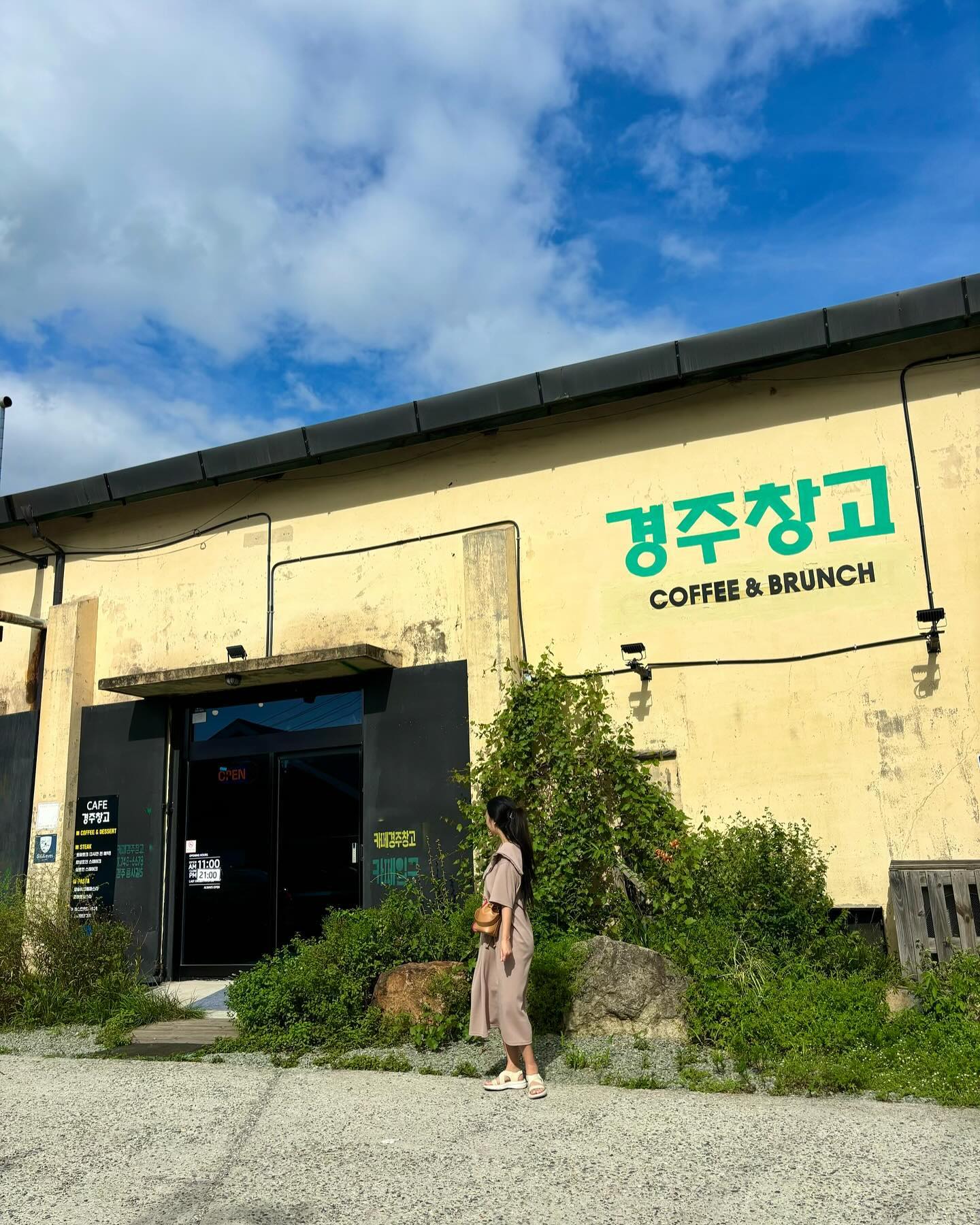#협찬 #경주창고 

경주에 창고를 개조해 만든 카페가있다고해서 다녀왔어요🏡😆
주변이 완전 시골이라 푸릇푸릇한 
자연 속에 있는 카페였어요💚
경주창고에서는 천겹식빵을 팔았는데 
같이 주신 사과쨈에 찍어먹으니 진쨔 맛있더라구요🍞💚
경주 놀러가시면 꼭 들러보세여💚 

order: 패션후르츠에이드, 아인슈페너, 천겹식빵
📌경북 경주시 천북면 용사길 5 경주창고
⏰11:00~21:00(라스트오더) 20:30
✔️반려동물동반가능, 브런치, 전용주차장있음

#경북카페#경북데이트#경북맛집#경북디저트카페#경북디저트#경주 #경주여행 #천북카페 #천겹식빵 #경주카페추천 #경주가볼만한곳