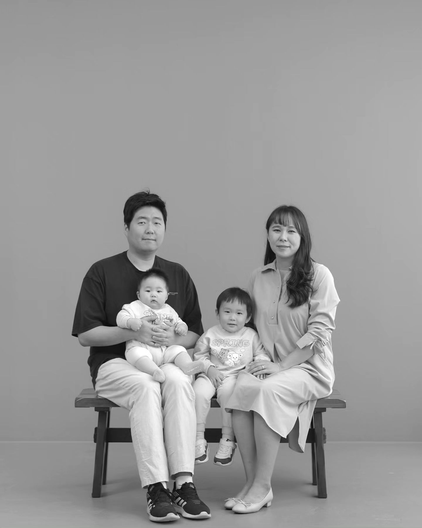 💗결혼기념 4주년 촬영💗

올해는 넷이서 함께 촬영!

일부러 작년이랑 똑같은 옷 챙겨입고 가서 찍었는데
내년에는 그냥 다른거 입는게 좋을 듯..ㅋㅋ
머리도 완전 망하고 내 모든게 마음에 들지 않지만
나중엔 이것도 다추억으로 남겠지😊

일년일년 지날때마다 오빠나 나나 둘다
점점 옆으로 불어나고 있는데
내년에는 조금 홀쭉해져보쟈 ㅋㅋ

유준이가 넘 어려서 오빠랑 둘이서는 못찍었는데
내년에는 꼭 찍어주신다던 사장님 ~

앞으로 더 사랑하며 살쟈💐❤️