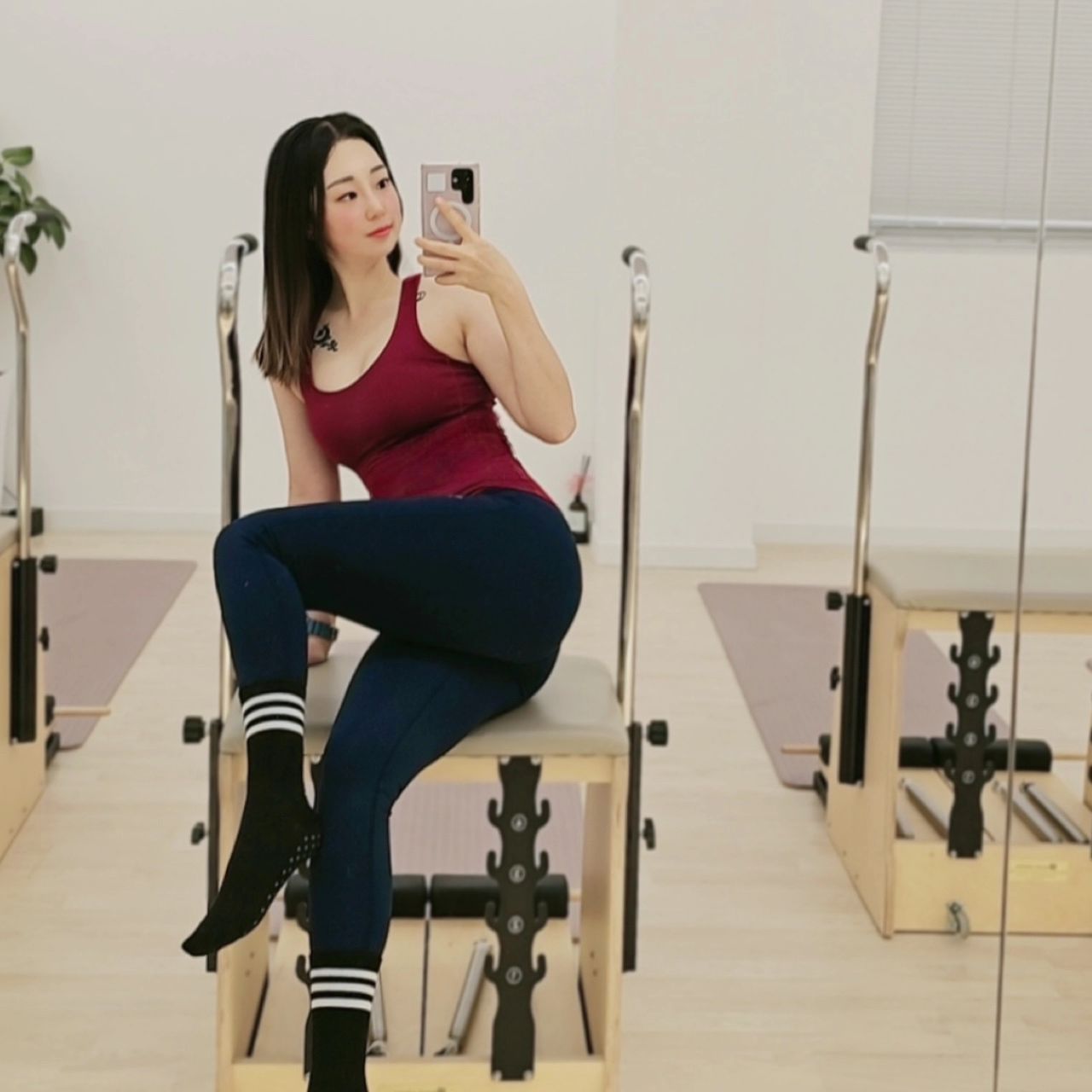 필라테스🧘‍♀️
체어+리포머

체어 시작할 때 상체풀길레
상체하는줄 알았는데
하체였드.....🥲
엉덩이랑 하체가 후덜덜...
왼쪽 발목인대 안좋아서 발끝 못세우는데
유진스앵님이 미니볼가지고 편하게 자세잡게 해주셨당🥲

리포머는 스트랩 이용해서
상체랑 삼두운동했는데 너무 힘들🥲
팔도 후들후들 다리도 후들후들🦿
주3회 성공적
pilates365_jeonggwan