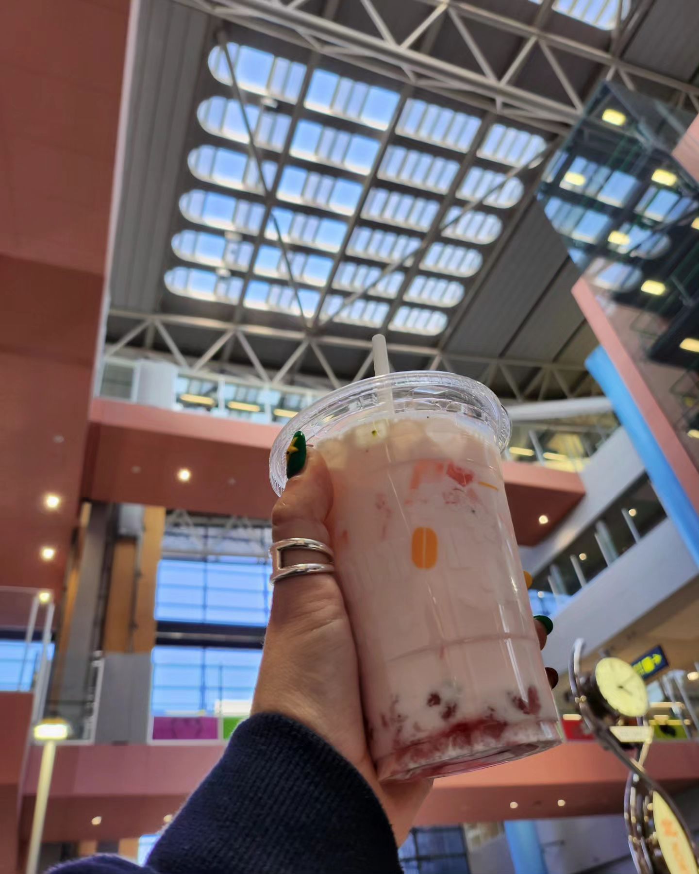 일본여행 마지막
공항 도토루커피에서 마신 사쿠라 어쩌구 저쩌구~
많이 안달고 살짝 꽃향기도 나면서 맛있었당~♡♡

#도토루 #도토루커피 #커피스타그램 #공항스타그램 #일본여행 #가족여행 #여행스타그램