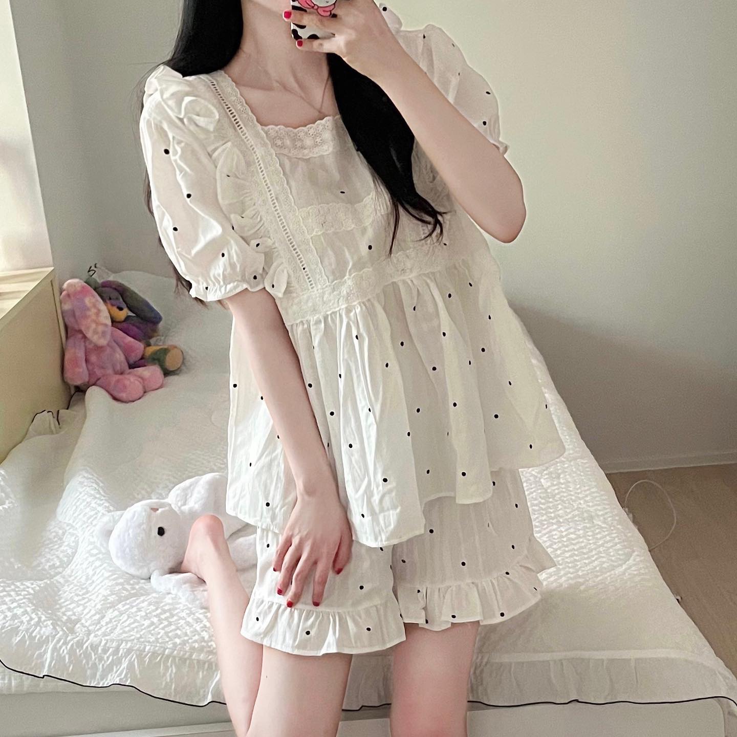 굿이브닝 ˗ˋˏ ♡ ˎˊ˗ 쥬쥬 새로운 여름 잠옷 가져왔어☁️ 이번 쥬쥬 잠옷은투피스 세트라 이전에 애용했던 원피스 파자마보다 활동성이 the 골저스 . . 하달까? 물론 쥬쥬는 다소곳한 요조숙녀라 원피스가 오히려 편할지도? 후훗 *^^* 도트 패턴 프린팅과 곳곳 야무지게 달린 프릴장식이 깜찍함과 러블리함을 동시에 살려주는 공주님 필수템 🎀 쥬쥬들 ~ 보이들 ~ 모두들 내 꿈 꿔 하아암 ♡̷•°₊✧
