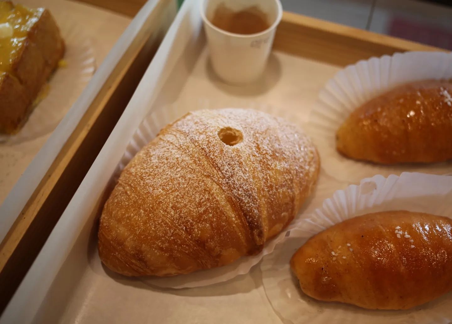 시원한 팔공산 뷰를 바라보며 맛있는 커피와 
디저트를 먹을 수 있는 곳, 🥐로스팅랩🥐

1층과 2층, 3층 루프탑까지 공간이 넓고 
쾌적해서 여유롭게 쉴 수 있는 분위기다.

커피부터가 스페셜티 커피 원두를 직접 볶아 
사용하고 있어서 무조건 맛있을 수밖에 없음...! 

핸드드립과 디카페인 종류도 많았다.

빵은 유기농 통밀을 사용해 매장에서 매일 직접 
굽고 있는데 부드럽고 크기도 큼직해 커피랑 같이 
주문해서 먹으면 정말 잘 어울림! 종류도 다양하다.

빵은 당일 생산 당일 판매가 원칙이라고 함.

직접 만든 아이스크림과 직접 삶은 국산 팥이 
올라가는 빙수🍨도 맛있기로 유명하던데, 
겨울 시즌이라 단팥죽도 판매하고 있으니
 따끈하게 한그릇해도 좋음.

처음보는 독특한 아보카도 빙수도 있어서, 
신선하고 색다른 빙수를 맛보고 싶은 분들이라면 
한 번 드셔보시는 것도 괜찮을 듯!

가격도 전체적으로 합리적이라
더 좋았던 로스팅랩이다🤎

#대구팔공산카페 #팔공산카페 #팔공산빵집 #팔공산맛집 #팔공산카페 #팔공산커피 #팔공산베이커리 #팔공산빙수 #빙수맛집 #팔공산핸드드립 #통밀빵 #유기농통밀빵 #좋반 #좋아요반사