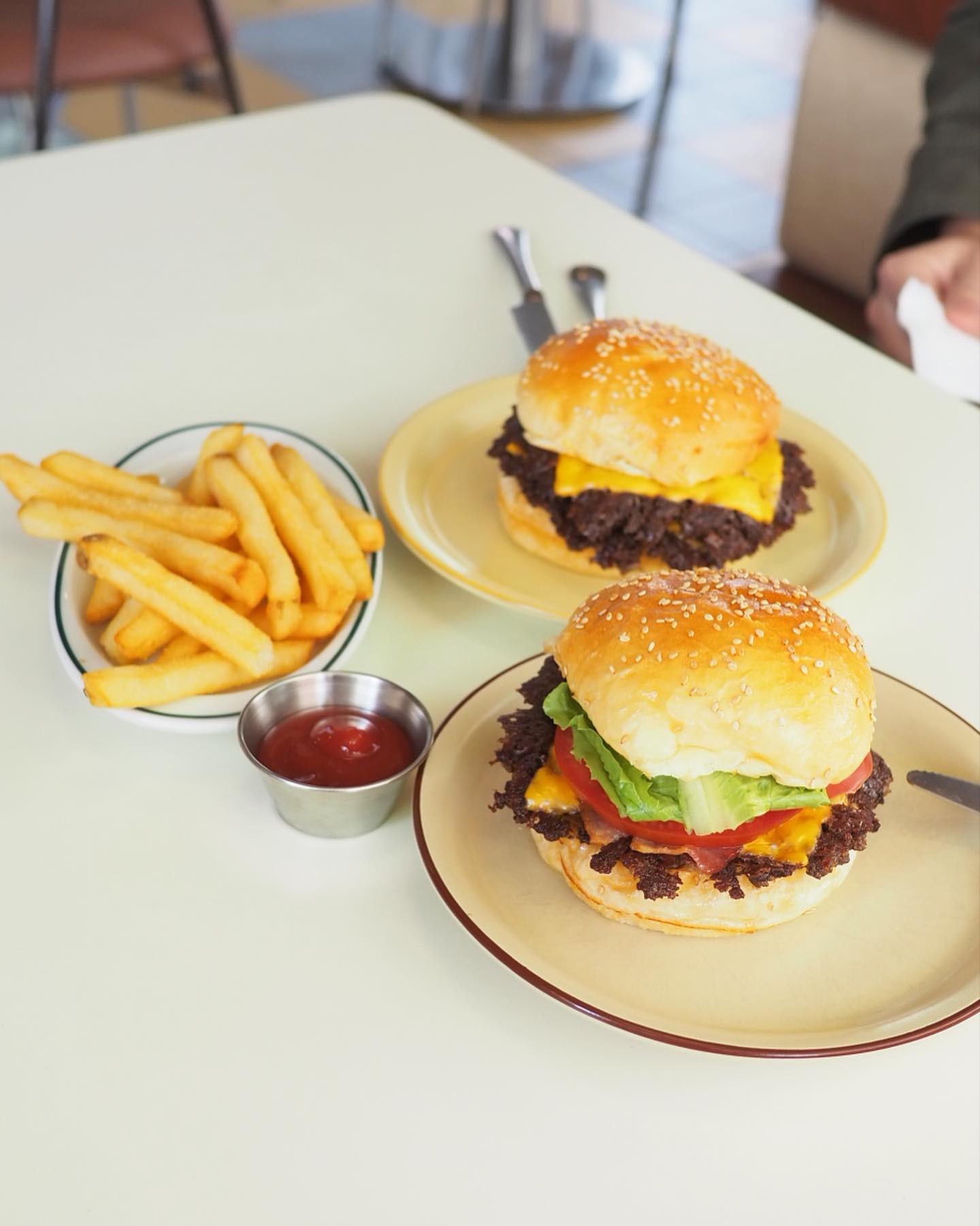 🍔
대체공휴일 오예! 
 ⠀⠀⠀⠀⠀⠀⠀⠀⠀⠀⠀⠀⠀⠀⠀⠀

힙한 분위기의 미국식 버거 저지클럽에서 수제버거 뇸뇸😆
창밖으로 하늘이랑 초록 나무가 보이는 버거집이라 창가에 앉았어요.
 ⠀⠀⠀⠀⠀⠀⠀⠀⠀⠀⠀⠀⠀⠀⠀⠀
각자 취향에 따라 난 유니온, 남푠은 치즈뿐
직접 구워낸 빵에 100% 소고기패티
번은 부드럽고 채소는 싱싱.
감튀는 두툼하고 바삭 🍟
맥주 한병 하고 싶었는데 참았음
미국여행때 먹은 버거들이 생각나서 미국앓이,,,
 ⠀⠀⠀⠀⠀⠀⠀⠀⠀⠀⠀⠀⠀⠀⠀⠀
 ⠀⠀⠀⠀⠀⠀⠀⠀⠀⠀⠀⠀⠀⠀⠀⠀
 ⠀⠀⠀⠀⠀⠀⠀⠀⠀⠀⠀⠀⠀⠀⠀⠀
📍저지클럽  jerseyclub.kr 
 ⠀⠀⠀⠀⠀⠀⠀⠀⠀⠀⠀⠀⠀⠀⠀⠀
 ⠀⠀⠀⠀⠀⠀⠀⠀⠀⠀⠀⠀⠀⠀⠀⠀
#협찬
 #고양맛집#일산맛집#일산동구맛집#마두동맛집#고양햄버거#일산햄버거#일산동구햄버거#고양맛집추천#일산맛집추천#마두동맛집추천#고양신상맛집#일산신상맛집#고양마두동맛집#고양수제버거#일산수제버거#일산데이트#고양데이트#일산동구수제버거#저지클럽#밤리단길맛집#일산맛집