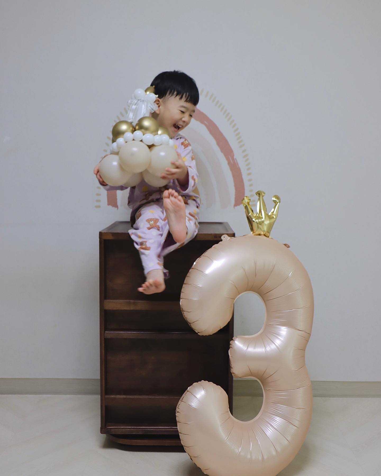 sᴘᴇᴄɪᴀʟ ᴅᴀʏ ꪑ
.
.
.

너의 세번째 생일 … 🤎
거의 일주일을 장염으로 고생하고
생일인 오늘 오후는 되어서야 좀 나았는지 
밥을 먼저 찾고 먹는다 🥹🙏🏻

잠옷 바람이지만 기념하기 위해 급조한 느낌
너무 보이지만, 너의 세돌을 축하해 🕊️
아프지말고 건강만 하자〰️

#김정우사랑해 #세돌생일 #오늘을축하해♥︎ 
#유유데이 #풍선케이크 #36개월아기 #daily