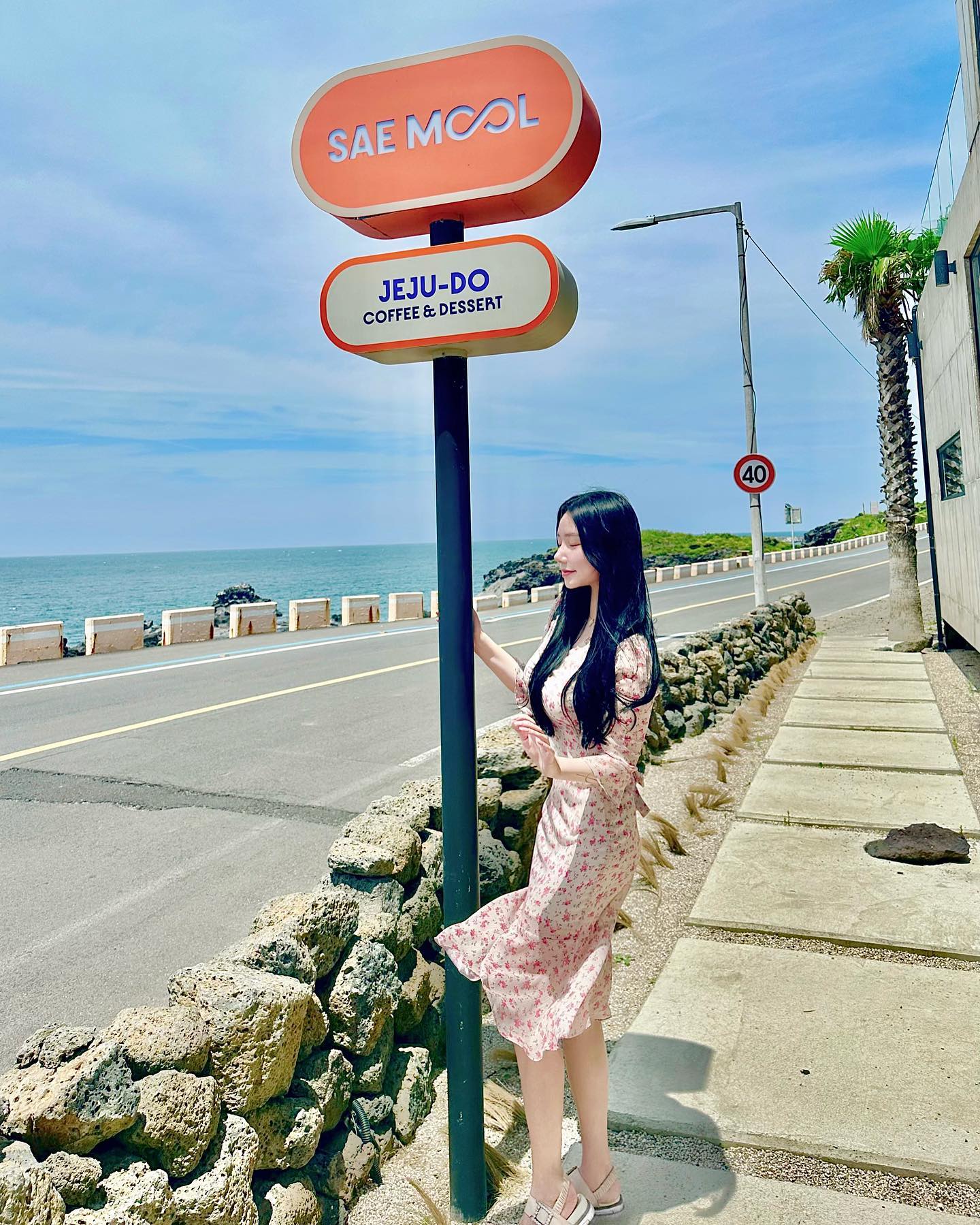오늘 제주 날씨 무슨일이양🏖️🌞✨
제주 애월 오션뷰 루프탑 카페 #새물
애월바다가 바로 보이는 통창뷰라서 커피 마시는 내내 넘 행복했다🥹
시그니쳐 메뉴인 새물라떼랑 인절미크로플 최고🧇💖💓