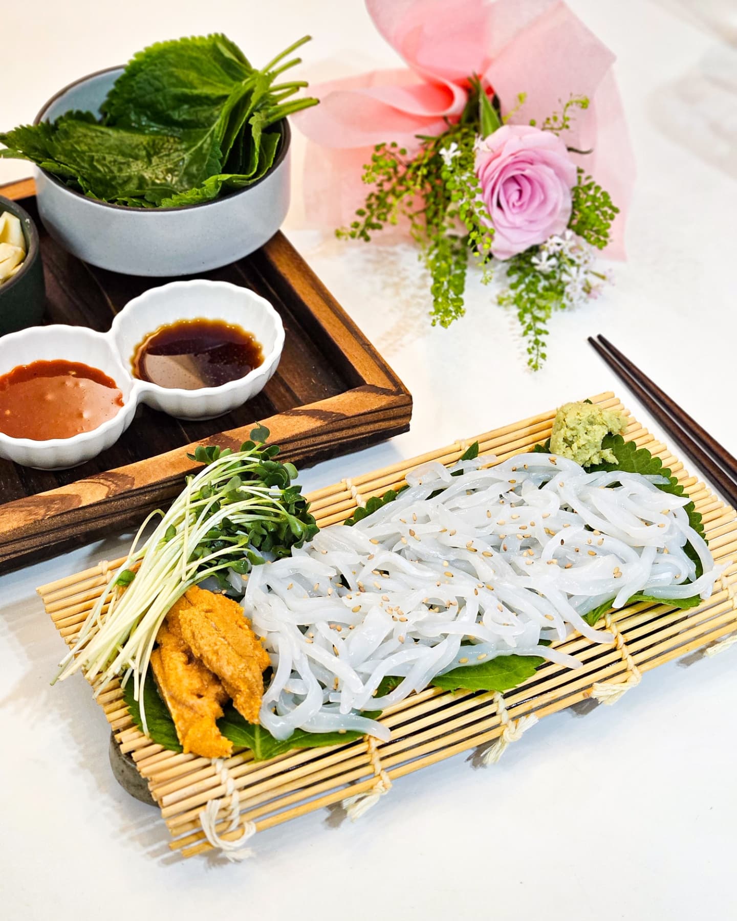 #갑오징어회 #라미의식탁 

집앞 하나로 마트에서 만원에 파는 갑오징어회.
일반오징어와는 달리 엄청 쫀득거리고 맛있어서
회못먹는사람도 맛있게 먹을수있다 :)
예전에 먹었던건데 사진보니 또 땡기는구만🙂

#갑오징어 #오징어회 #혼술 #술안주