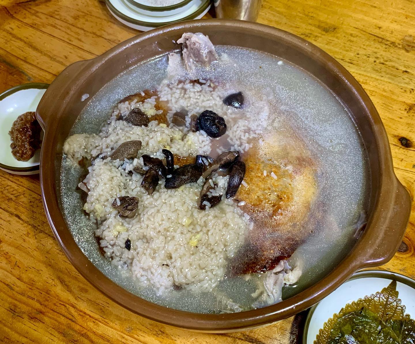 💛 #원내동맛집 #신대산식당 

대전 유성구 원내동 맛집으로 가기 좋았던 신대산식당이에유❗️

능이 누룽지 백숙 주문했는데 양이 넉넉해서 4명도 거뜬히 먹을 수 있었어요! 

국내산 닭을 사용해서 부드러우면서도 또 닭의 육즙을 느낄 수 있었고 
누룽지는 국물에 젖어 촉촉하지만 또 바삭함도 살아 있었습니당😆

능이는 항암효과가 있고 콜레스테롤 수치를 낮춰주는 효과가 있다고 하더라고요😆

몸보신+건강 두 마리 토끼를 잡을 수 있는 능이 누룽지 백수 넘 맛났어용❤️

📍 대전 유성구 원내동 9271 
📍10:30 - 21:00

#대전맛집 #대전백숙 #대전능이백숙 #대전누룽지백숙 #대전누룽지삼계탕 #누룽지백숙 #대전닭볶음탕 #대전신대산식당 #대전유성맛집 #원내동회식 #원내동모임