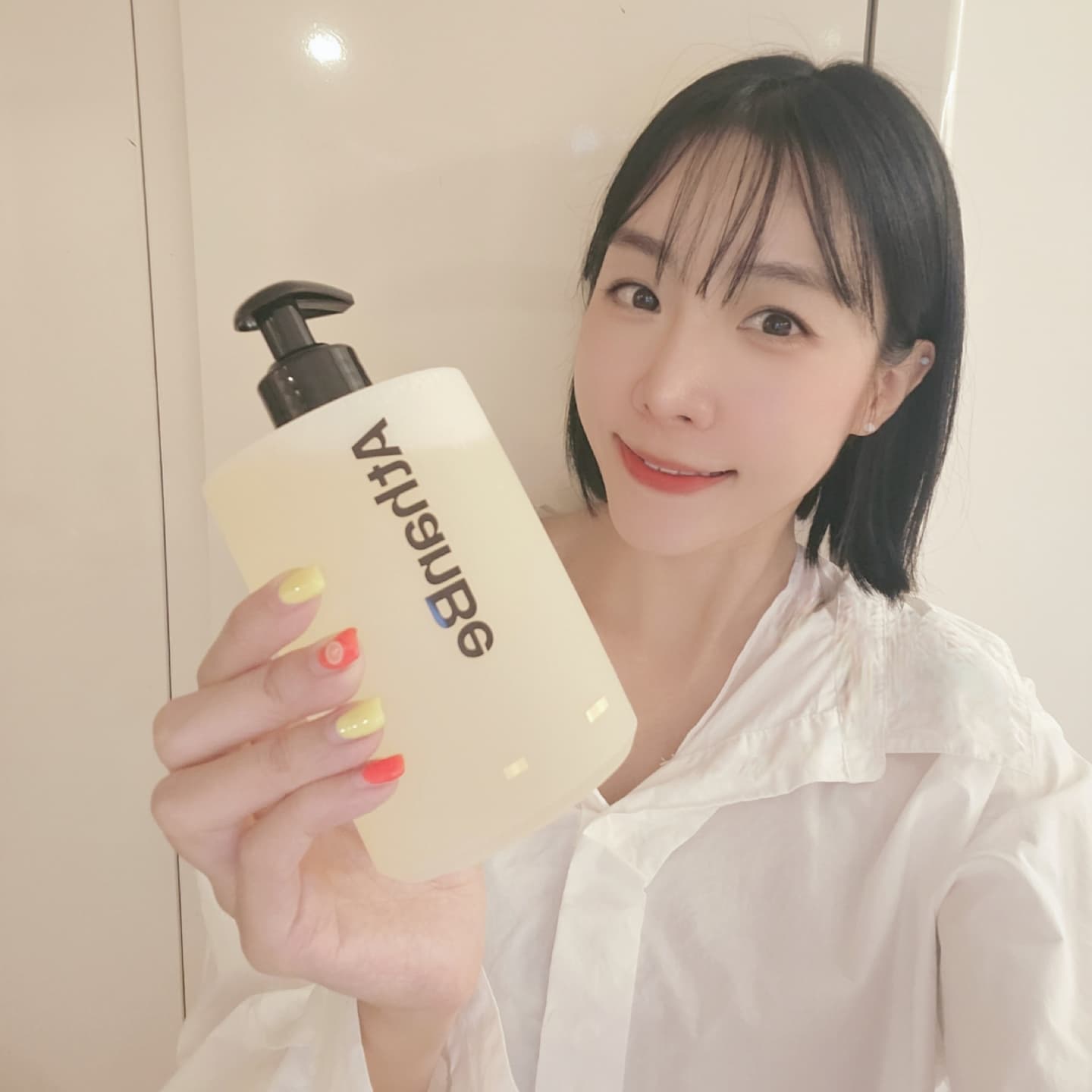 #협찬 💛 AthanBe ph리밸런싱클리닉 샴푸💛

오늘은 아침, 저녁 수영하는 날! 머리를 4번이나 감았답니다.

수영이 취미가 되고나서부터는 두피와 머릿결 모두 관리가 쉽지 않기에 샴푸 성분도 까다롭게 고르게 되더라구요.

athanbe ph리밸런싱클리닉 샴푸는 모발이 가장 건강한 상태인 ph 4.5-5.5로 케어해줘요. 단백질 8종, 아미노산 20종, 오일 9종으로 영양까지 듬뿍! 

향기로운 꽃과 달콤한 과일향을 약간의 우드향도 들어가 있어 향도 만족스러워요.

#AthanBe #클리닉샴푸 #알칼리리무버트리트먼트 #탈모케어샴푸 #포밍트리트먼트 #pH리밸런싱 #약산성 #추천