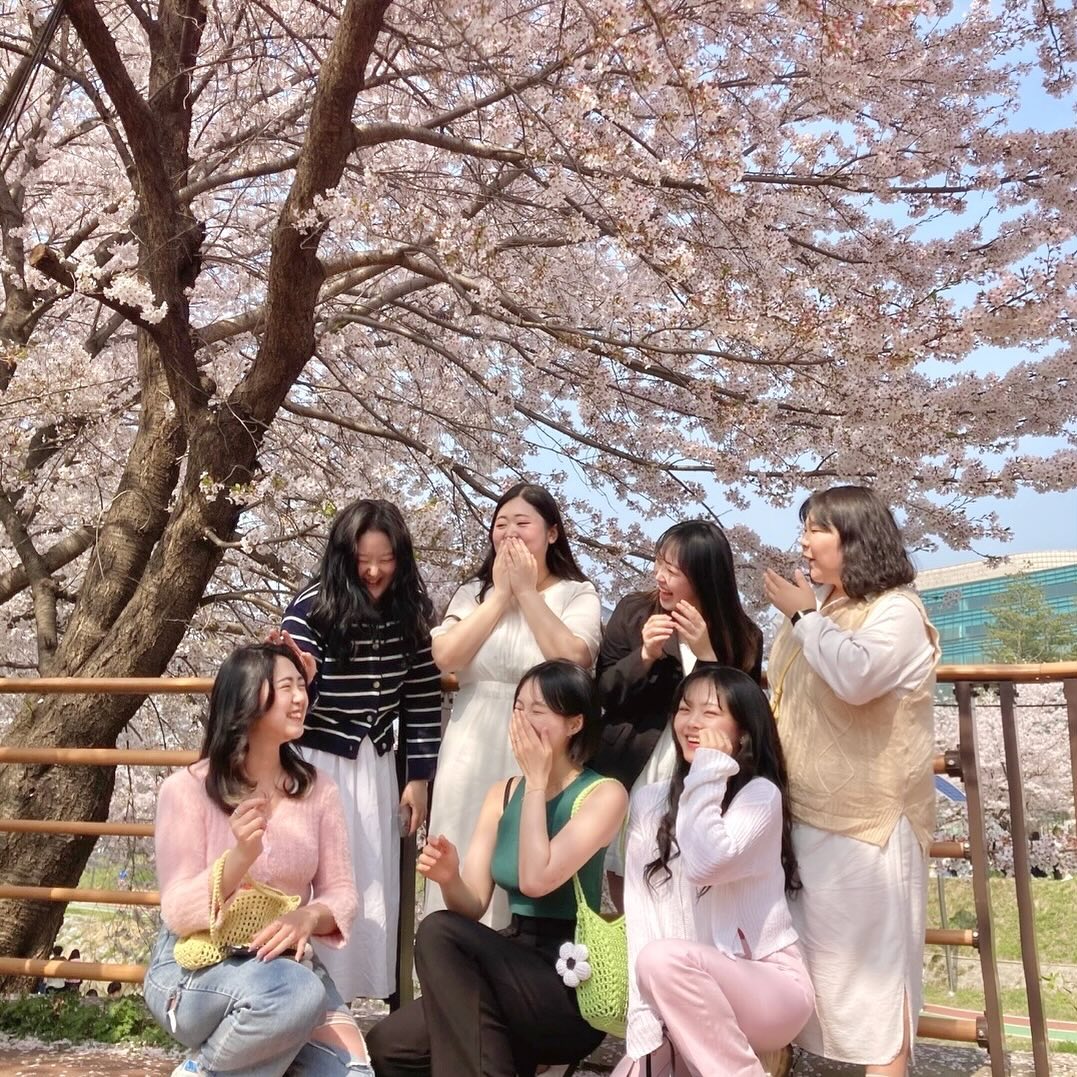 ☀️🌸
 
 
첫 직장 3년을 함께 보낸 친구들, ෆ
 
제일 힘들었을 때 옆에 있어주던 너희,
다같이 꽃 보는 건 처음인데 어찌나 좋던지 !
이번에 아쉽게도 못 본 친구들도 있고
지금은 조금 떨어져서 이전처럼 자주 못 보고있지만
앞으로는 한 번씩 날 잡고 모여서 놀자 𓂃 𓈒 𓂂𓏸
 
 

#양재시민의숲 #벚꽃놀이 #직딩일상