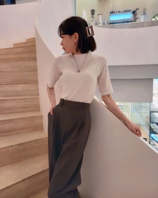 배세라 on Instagram: "🦭협찬 게시물입니다🦭

- •직잭 셀렉티드•를 아시나요? 지그재그에서 직접 '베스트 셀링' 제품을 엄선 및 제작하여 합리적 가격으로 판매하는 지그재그 스페셜 라인입니다. 직잭 셀렉티드의 두번째 제품 [원로그] 브랜드의 슬랙스는 무려 23만 장이 판매되었다죠😳
- 제품명) 윈터 기모 premium wool collection 울 핀턱 슬랙스 / 브라운, S, SHORT

▪︎165 이하는 SHORT 기장을, 그 이상은 LONG 기장을. 차지하는 비중이 어느 한 곳에 몰리지 않고 색상 / 사이즈 / 품질 뿐만 아니라 길이 선택의 폭을 넓혀 세심함이 보였습니다.
 저는 160이라 짧은 기장이라도 길진 않을까 했는데 발등을 살짝 덮는 길이라 만족했습니다. 체중이 40kg 근처이신 분들에게는 허리가 살짝 클 수도 있어요. 내부에 단추가 있어 단단하게 고정돼 편하게 활동 가능해요.

▪︎계절과 조화롭게 어울리는 톤의 브라운 + 처음 색상을 직접 봤을 때 흔하지 않은 색상이라는 느낌을 받았어요. 적당한 채도에 딥한 명암이 마음에 쏙..😌 개인적으로 베이지 색감이 너무 탐난답니다! 전 색상 소장 가치 너무 높은👍

▪︎흔히 기모 안감이 있다, 가격이 나간다 하면 덜 따뜻하거나 무게가 꽤 있는 경우가 있어요. 기모가 너무 적을 때도 있고 무겁기만 할 때도 있고🥲.. 이 제품을 받았을 때 생각보다 가벼웠던 점과 누가 봐도 작정하고 만든 퀄리티 그리고! 늦 가을부터 겨울, 초 봄까지 입고 다니기 제격인 두께.
 제품이 워낙 고급스럽다보니 저 또한 이 제품을 다룰 때 조심하게 되는 거 있죠 >_<

✔️ 지그재그 앱을 통하여 신체 사이즈를 입력하면, 나에게 맞는 사이즈가 떠요. 대부분의 구매자들이 어떤 선택을 했는지도 뜨고 후기에서 더 구체적으로 살펴볼 수 있답니다👍

✔️ 23% 할인 중이니, 2차 리오더를 진행 중인 원로그 재고에서 내 것을 찜꽁하려면 바로 직잭셀렉티드 검색!
 추가로 쿠폰을 적용하면 더 저렴한 가격으로 받아볼 수 있다는 점! (이 제품은 심지어 직진배송이라 배송비도 없어요~)

🦭지그재그(카카오스타일)와 직잭셀렉티드&원로그로부터 제공받아 작성된 게시물입니다🦭

#원로그 #직잭셀렉티드 #슬랙스 #슬랙스추천 #핀턱슬랙스 #팬츠추천 #기모슬랙스 #기모팬츠 #키큰녀바지 #키큰녀팬츠 #겨울바지 #겨울팬츠 #가을슬랙스 #브라운슬랙스 #데일리룩 #20대여자코디 #20대여자룩 #20대코디 #20대룩 #오피스룩 #출근룩 #지그재그 #광고 #협찬"