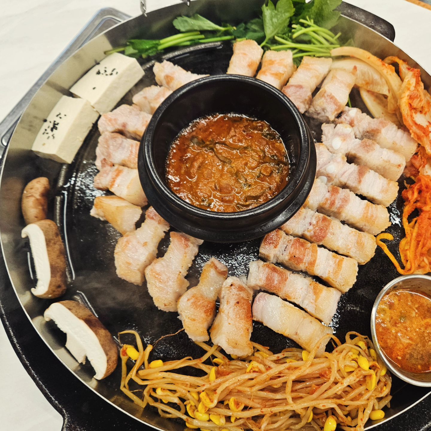 #소소집
.
불금기념으로 삼겹살🥩 먹으러 소소집 방문하기
역시 한국인의 기름칠 삼겹살은 주기적으로 먹어줘야 하는듯
가나쉬까지 함께 올려먹으니 최고
.
사이드로 먹은 육회막국수도 맛있다.
.
.
#맛집 #맛집스타그램 #수원먹방 #수원먹스타그램 
.
.
