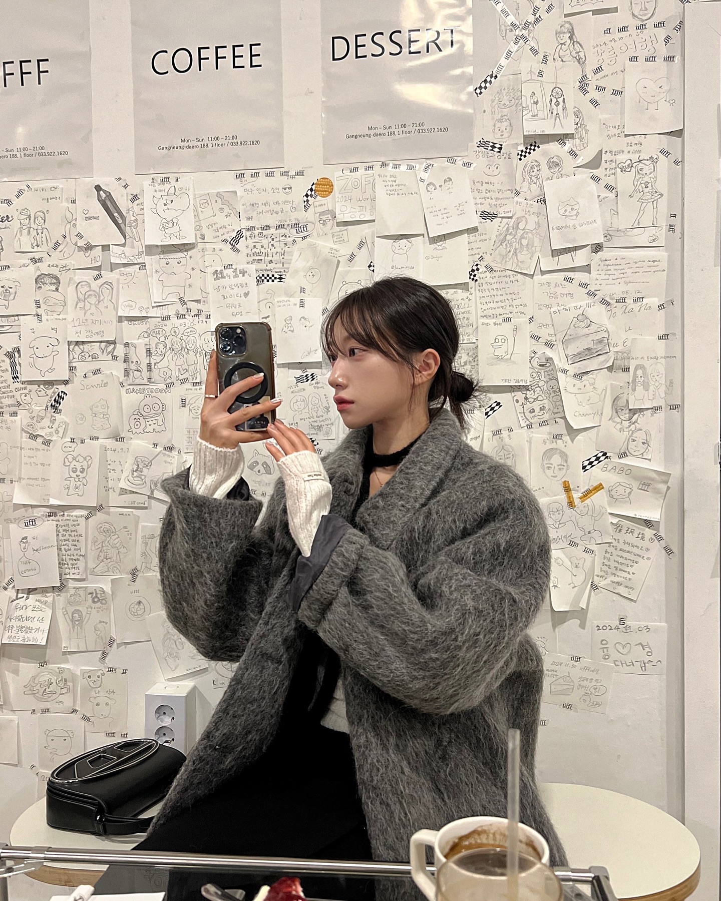 나는 열번 트라이해야 하나 건지고 오빠는 슥삭 찍으면 인생샷 뚝딱 • • 🤷🏻‍♀️❤️‍🩹 항상 곰마어 ^..^ ~ mh.cccccc