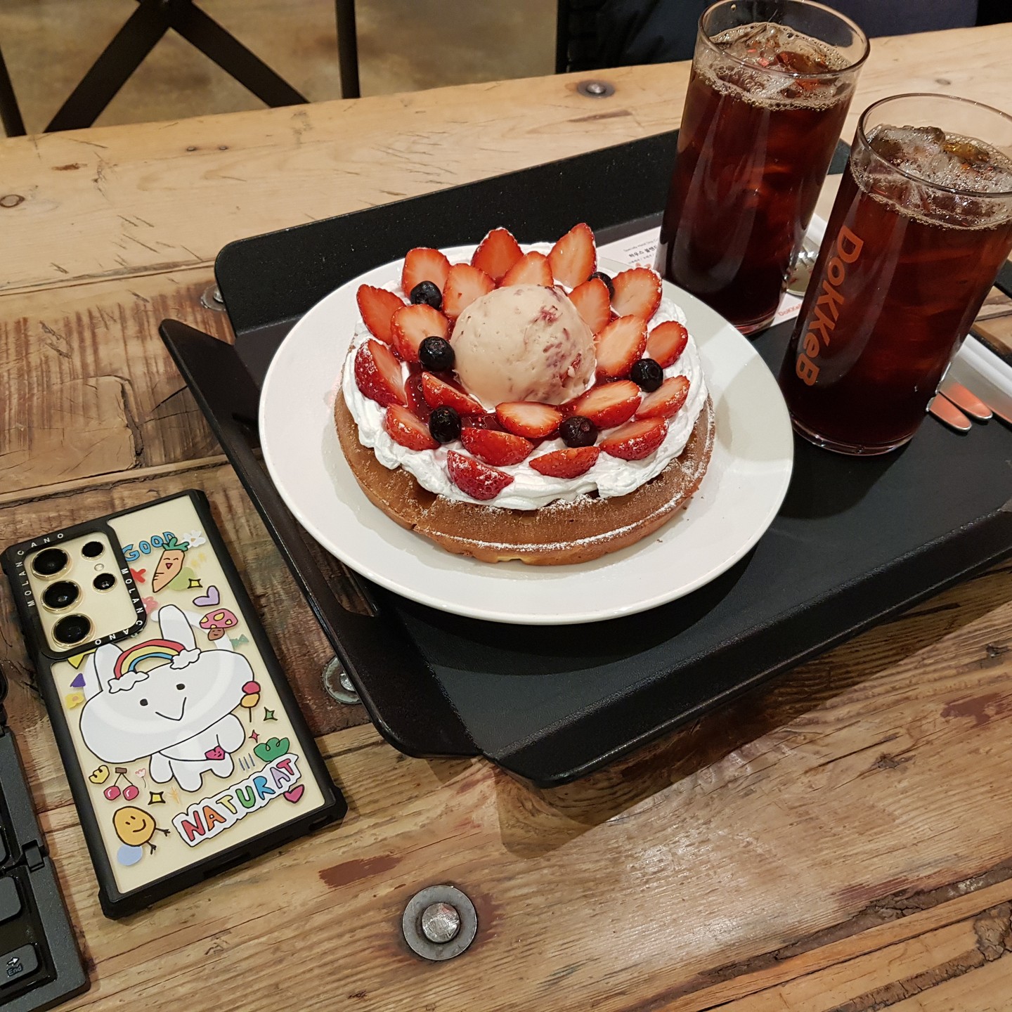 #협찬
.
안드로이드만 써서 맥세이프는
아이폰만 되는줄알았는데 전혀 상관없네?
기능 자체가 정말 편리하고 디자인이 귀여워서
스마트폰 사전예약 하자마자 이거부터 준비했어
티타늄 옐로우랑 정말 잘 어울리는 케이스
언제 어디서든 보호도 해주고 마음에 들어
삼케플 들었지만 워낙 비싸니 케이스 필수~
.
#갤럭시케이스 #핸드폰케이스 #갤럭시S24케이스 #갤럭시S24울트라