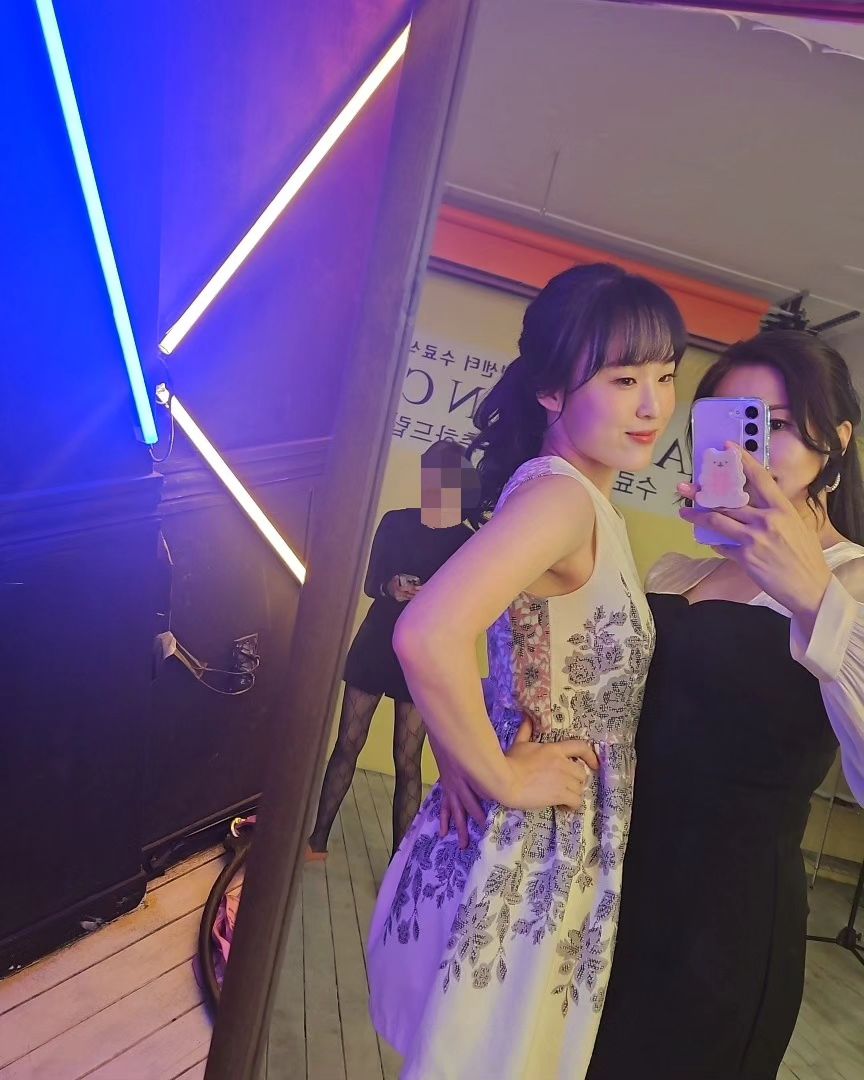 #촬영📷

jmtcenter 모델 초급과정
마지막 시간. 스튜디오실습🩷

전신포즈는 처음이라 매우 어색했지만
정말 정말 재미있었던 시간🤩
잊을 수 없는 추억 한조각 추가요 :)

#대구모델학원 👉🏻jmtcenter
#대구메이크업 👉🏻make_up_by_thebanhada

#주부모델 #대구모델 #대구모델학원 #취미스타그램 #자기계발 #작가스타그램