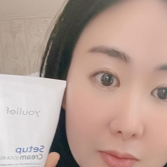  Jenny on Instagram: "#광고 피부과 시술 후 붉어진 얼굴을 케어해주는 크림!! 
유리프 수분크림인데, 민감하구 예민해진 여드름성 피부 사용 적합한 제품! 저의 4번째 사진이 완전 예민해져서 여드름 올라왔는데, 2주 정도 케어받으니깐 좀 나아졌어요!
예민하신 피부분들 걱정마세요 !
민감성 피부 대상 저자극 시험을 통과한 제품이랍니다 :)
저는 계속 쭉 바를려구요 성분이 너무 좋아요
시카7 컴플렉스 -> 강력한 진정, 콜라겐 합성, 피부 장벽 강화, 수분 공급, 피지 감소
보타-피토좀 -> 피부 트러블 케어, 피부 건강 회복 , 민감 피부 개선 효과
논-코메도제닉 -> 여드름성 피부 사용 적합 테스트 완료, 모공을 막지 않는 노코메도제닉

#광고#유리프#수분크림#시카#민감성피부#셋업크림"