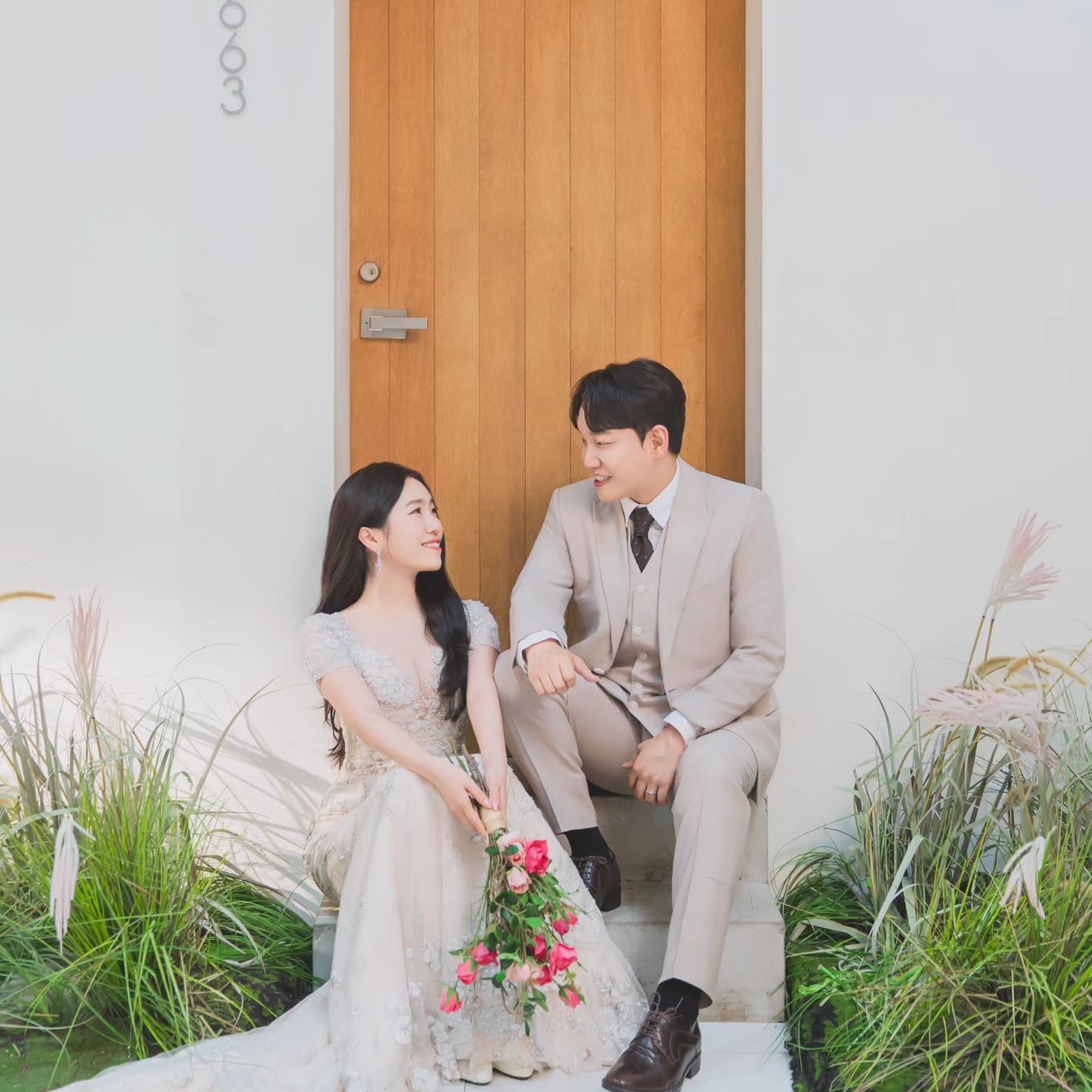 제가 결혼을 하게 되었습니다.🫣
다들 만나 뵙고 인사드리면 좋았을 텐데, 개인적으로 바쁜 일들도 겹친 데다 소식을 전한 지 오래 지난분들께는 괜히 머쓱한 마음에 안부를 전할지 말지 고민하다 어느덧 식 전날이 되었어요.
저도 인사를 받을 때는 큰 생각이 없다가 제가 인사를 드리는 입장이 되니 괜히 부담을 드리는 게 아닐까 걱정되더라고요.
.
만나서 소식을 전하지 못했더라도 언제나 반가운 분들과 커피 한잔했으면 좋겠다고 생각하고 있어요.
결혼만 소식이 아니니까...!! 문득 생각나면 연락 드리겠습니다🙇‍♀️
.
일자 : 2023.10.29 (일)
시간 : 15시 30분
장소 : 서울특별시 강동구 천호대로 이스트센트럴타워 35층 강동 루벨
.