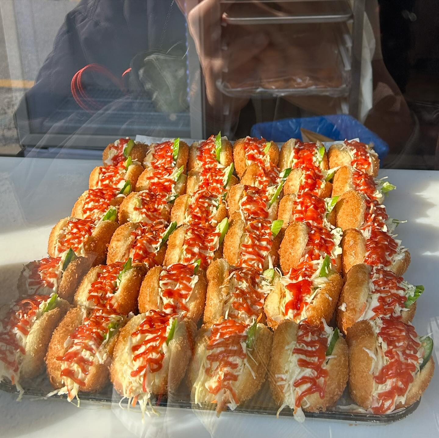 팔당에 줄 서서 먹는 도나스 집! 면포도궁 🥖

아침에 갔는데 벌써 줄 서 있어서 놀라고 
방문 한 날이 방송국 촬영 중이라 놀라고 

도나스도 맛있는데 만두도 넘 내스탈이라 두 판 먹고 옴 

김치만두랑 사라다도나스 먹으러 또 가야지 ✨

#팔당맛집#남양주도나스#면포도궁#팔당도나스#칭슐렝가이드#초딩맘