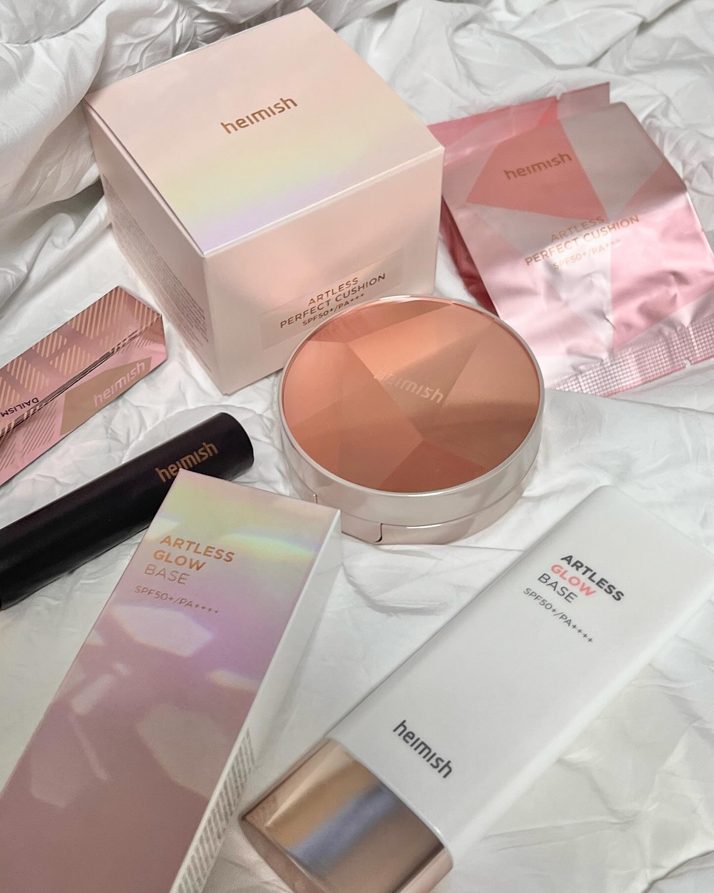 #광고 heimish.kr heimish_cosmetic 

✔️ 헤이미쉬 - 아트리스 글로우 베이스

자연스럽게 피부에 광을 부여해주는 선스크린이에요☀️
촉촉하고 가볍게 밀착되서 요즘같은 날씨에도 부담없더라구요

- 피부 저자극 0.00% 테스트 완료
- 미백&주름개선&자외선차단 3중 기능성 제품

메이크업 전 이 제품으로 피부결을 정돈해주고 은은한 광이 올라와서 피부표현이 예쁘게 되더라구요 !
광은 올라오는데 끈적임은 적어서 부담없었어요 ㅎㅎ

✔️ 헤이미쉬 - 아트리스 퍼펙트 쿠션

촉촉한 수분 베이스로 피부에 자연스럽게 광이 돌면서 커버력도 좋은 쿠션이에요✨

수분을 지켜주는 모찌 쿠션으로 수분이 날라가지 않도록 유지시켜줘요 ㅎㅎ

얇게 발리면서 커버력도 꽤나 만족스러웠어요👍🏻
무엇보다 은은하게 올라오는 광 덕분에 피부표현이 한 층 더 고급스러워보이더라구요 !!

특히 건성분들이 사용하시면 정말 좋을 것 같은 제품이에요🙌

✔️ 헤이미쉬 - 데일리즘 스머지 스탐 마스카라 컬링 블랙

속눈썹을 컬링시켜줘 눈매를 또렷하게 시켜주는 마스카라에요 !

뭉침없이 깔끔하게 잘 발려서 초보자분들도 부담없이 쓱싹 바르기 좋아요😃

미온수만으로도 클렌징이 잘 돼서 잔여감 없이 클렌징 되더라구요 !
마스카라 쓸 때마다 지우는게 제일 힘들었었는데 이 제품은 그렇지 않아서 좋았어요🫧 

올 여름 가벼우면서 지속력 좋은 메이크업 하시고 싶으신 분들은 헤이미쉬 제품 사용해보시는 것도 좋을 것 같아요😄💕

#헤이미쉬 #올리브영 #올리브영추천템 #올영세일 #글로우베이스 #쿠션 #마스카라 #아트리스쿠션 #데일리즘스머지마스카라