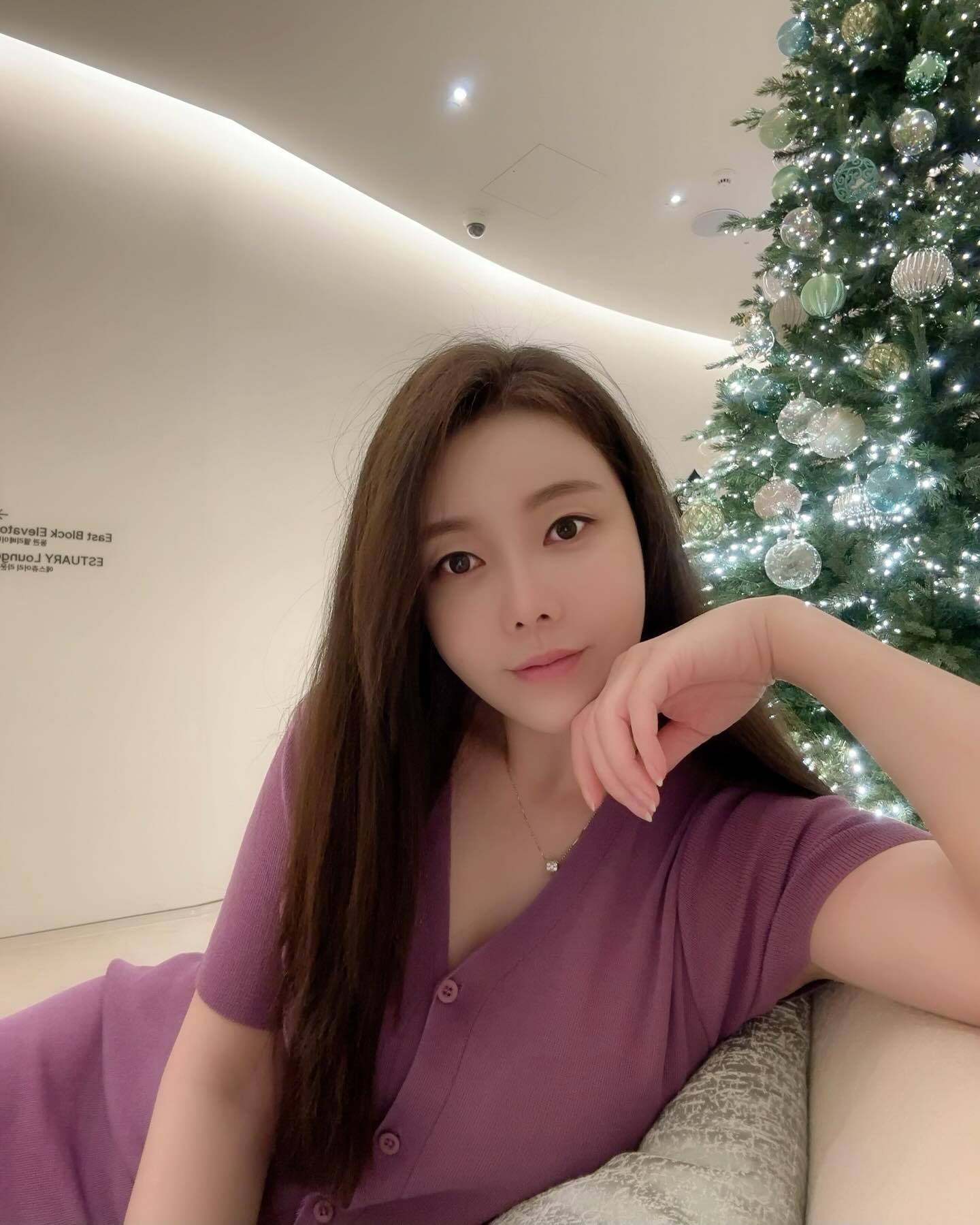 사룽하는 남푠님 하고 제주 여행 🤗
아직 못올린 사진이 많이 남아 있네요😜

파르나스 호텔 제주 수영장 숑숑😉
수영장 뷰 넘나 이쁘네요~

제주 와서도 열일하는 남푠님!!
미니는 사진 놀이~📸

#actor #model #연기 #모델 #배우 #데이트 #부부스타그램 #럽스타그램 #부부 #주부스타그램 #포토존 #제주핫플 #제주 #제주도 #여행 #여행에미치다 #여행스타그램 #일상 #일상그램 #일상스타그램 #제주여행 #호캉스 #파르나스호텔제주 #파르나스제주 #탄생일 #생일