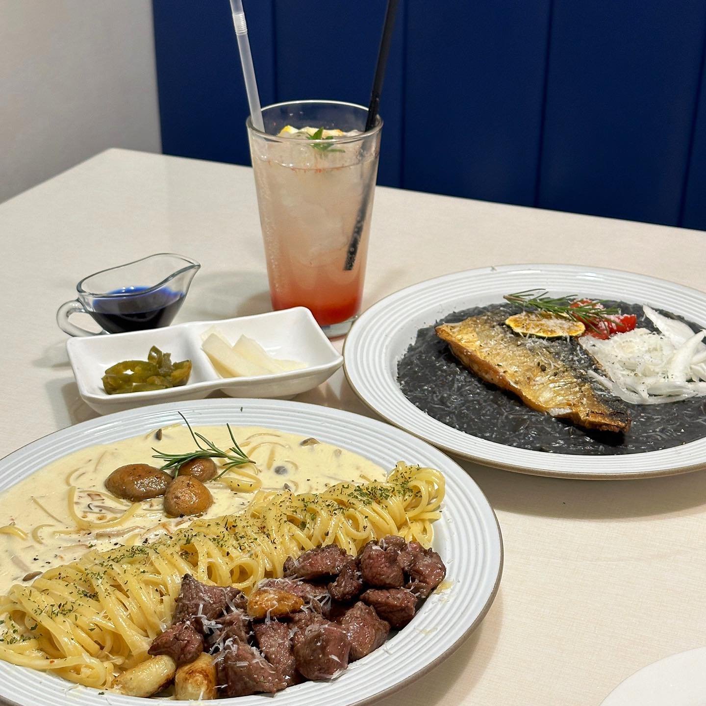 #협찬 #레스팅07 

동성로 파스타 맛집, 데이트 장소로 추천하는
레스팅07🍝에 다녀왔어요!

스파크랜드에서 코 앞이라 찾기도 쉽고
깔끔하고 모던한 느낌의 양식집이에요😊
테이블마다 비치된 탭으로 사진보면서
편하게 주문하시면 됩니다👍🏻✨

#스테이크크림파스타 
느끼하지 않으면서도 고소한 맛의 크림 파스타와
도대체 어떻게 구웠길래 이렇게 촉촉한 식감을 지녔는지😭
감탄을 자아내는 스테이크..🥩
여태 먹어본 스테이크파스타 중 단연 1위!👍🏻

#고등어스테이크먹물리조또 
고등어 먹물리조또....?! 반신반의하며
궁금한 마음을 갖고 주문한 리조또! 🐟
오ㅓ,,, 오동통한 고등어가 통째로 올라가있는데
비린맛 없이 살 한가득이었고, 먹물리조또와 함께먹으면
이렇게 잘 어우러질 수가 없는 최강 조합이었다,,🫶🏻🖤
메뉴 잘골랏다며 서로를 칭찬하며 먹은 최강 리조또

#블라썸자몽에이드
부으면 색이 변하는 시럽을 부어주면
핑크빛이 너무예쁜 자몽에이드 완성🍹🩷
파스타와 함께먹으면 눈으로 한번,
입으로 한번 맛보는 색감예쁜 에이드🍊

생일 주에 방문시 생일주+글라스레터링도 가능하고 🍷
네이버영수증 리뷰시 포춘쿠키 이벤트도 있으니
두근두근하는 맘 갖고 분위기내며 맛있는 파스타 먹고싶을때
강하게 추천하는 찐 대구맛집!!😊

#동성로맛집 #대구맛집 #디너의여왕 #동성로양식