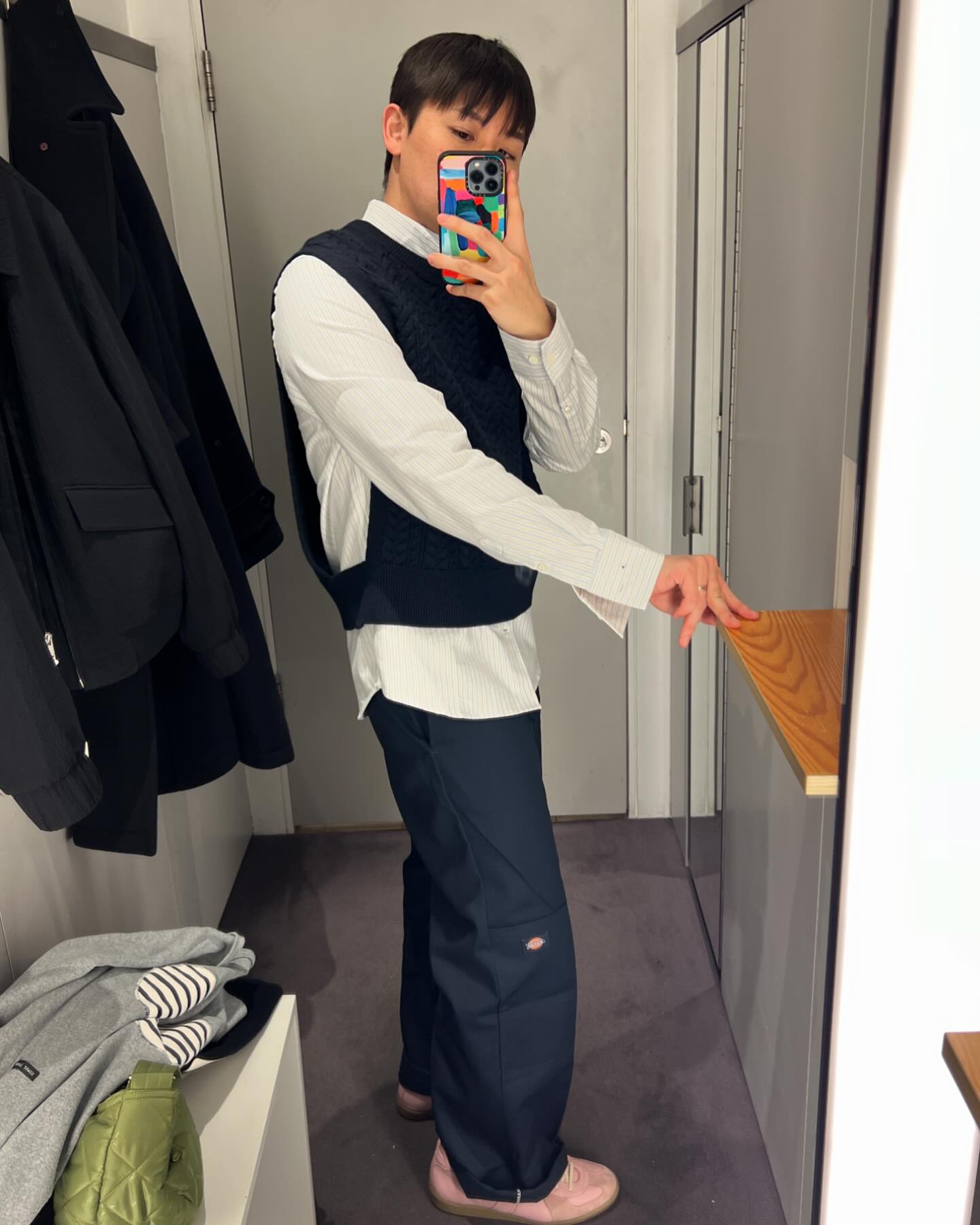 24.03.24 오늘의 TMI는?
🗂️COS 신상은 못 지나가지🤣
시간이 잠깐 남아 들린 COS💙
오늘도 야무지개 신상을 입어보고 왔읍니다.

오늘 입은 팬츠가 약간 워크웨어 무드여서 
그리 잘 붙진 않았지만 코스 옷들은 넘흐 이쁘네요

특히 저 니트 베스트 데리고 갈까말까 수백번 고민했습니다
조만간 다시 가지러 갈지도?!

#cos#cosbyyou#미니멀룩#스트릿룩