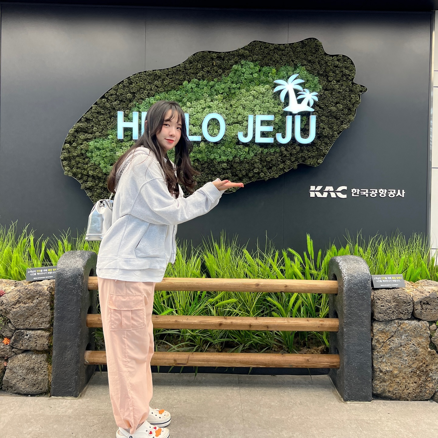 🌴 2024.05.16 🍊

우리의 마지막 제주도는 10년 전 수학여행
10년 연애기간 중 제주도는 이번이 처음이라
다 커서 제주도에 오니 느낌이 다른 제주
여행 첫 날 아침 6시 비행기라 일찍 움직이자 해서 움직이는데
우리가 해외여행이나 다녀봤지 국내선은 오랜만이라 ㅎ
그렇게 일찍은 공항 불이 꺼져있는지 알았냐구요ㅋㅋㅋㅋㅋ
그래도 잘 왔으면 된거니까~
-
#제주도 #제주도여행 #제주여행 #jeju #제주공항