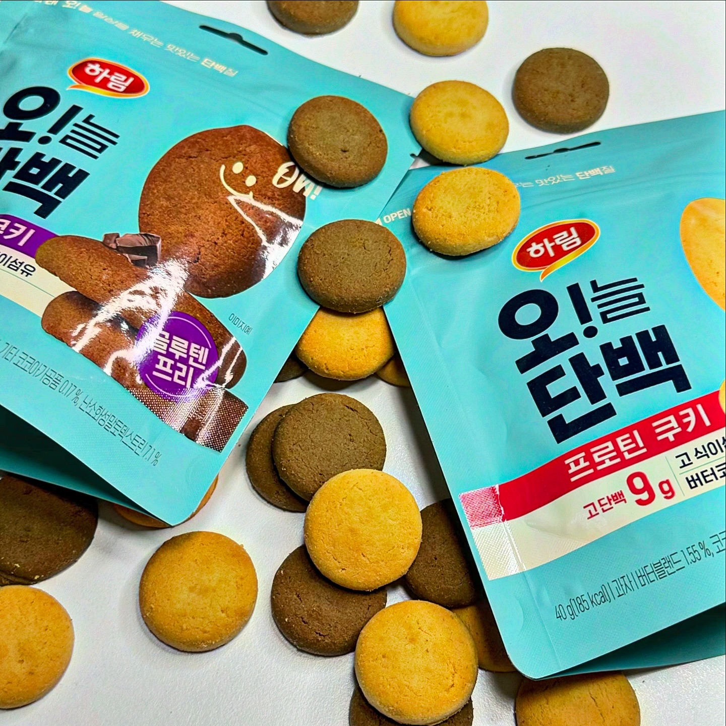 #제품협찬
#하림 #오늘단백 프로틴쿠키

다이어트나 식단 관리를 할 때 부담없이 먹을 수 있도록 설계한
고단백, 고식이섬유의 계란과자 모양 쿠키예요.

100% 국내산 쌀로 만들어 글루텐 프리인 영양간식으로
식이섬유가 사과1개 분량만큼 들어있어서
다이어트할 때 부족한 영양소를
챙기는 목적으로도 먹기 좋았어요.

저는 그릭요거트 토핑으로도 먹었는데
고소한 맛이 정말 잘 어울리더라구요!

초코맛, 버터코코넛맛 두 가지인데
단백질 맛이 과하게 나지 않아서 일반 간식처럼 먹기에도 딱이랍니다.

입터짐 방지용 간식을 찾는다면 추천드려요!

👇🏻 하림 오!늘단백 프로틴 쿠키 구매링크
https://brand.naver.com/harim/products/10434825208

#하림프로틴쿠키 #하림단백질쿠키 #하림오늘단백 #하림오늘단백프로틴쿠키 #프로틴쿠키 #단백질쿠키 #다이어트쿠키 #고단백쿠키 #다이어트간식 #입터짐방지쿠키 #우먼테이블