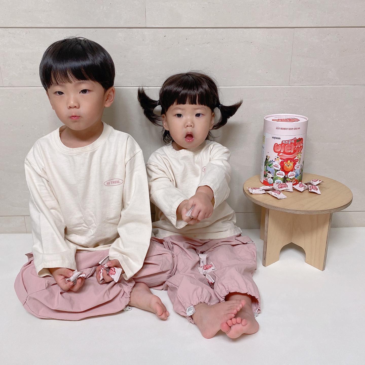 #협찬ㅤㅤㅤ ㅤㅤ 
ㅤㅤㅤ ㅤㅤ 
요즘 가온라온이가 어린이집 가기 전 꼭 챙겨먹는 키즈공식 비타쮸 ♥️
ㅤㅤㅤ ㅤㅤ 
성장기 아이들의 필수 영양소인 ㅤㅤㅤ ㅤㅤ 
비타민B2, 비타민B6,비타민C, 아연‘이 함유된 ㅤㅤㅤ ㅤㅤ 
딸기맛 츄잉캔디 영양제에요 🍓
ㅤㅤㅤ ㅤㅤ 
부드러운 카라멜 제형에 새콤달콤 맛있는 딸기맛이라
엄청 잘먹는답니다 :)
ㅤㅤㅤ ㅤㅤ 
1정씩 개별 포장되어 있어서 위생적이고,
휴대하기 편리해서 외출해서도 간편하게 챙겨먹을 수 있어요.
ㅤㅤㅤ ㅤㅤ 
우리 아이 건강은 키즈공식 비타쮸로 챙겨주세요 😉
ㅤㅤㅤ ㅤㅤ 
ㅤㅤㅤ ㅤㅤ 
ㅤㅤㅤ ㅤㅤ 

keycleo042 ㅤㅤㅤ ㅤㅤ 

ㅤㅤㅤ ㅤㅤㅤ ㅤㅤ ㅤㅤ 

ㅤㅤㅤ ㅤㅤ 
ㅤㅤㅤ ㅤㅤ 
ㅤㅤㅤ ㅤㅤ 

ㅤㅤㅤ ㅤㅤ 
ㅤㅤㅤ ㅤㅤ 
ㅤㅤㅤ ㅤㅤ 
ㅤㅤㅤ ㅤㅤ 
ㅤㅤㅤ ㅤㅤ 

ㅤㅤㅤ ㅤㅤ 
ㅤㅤㅤ ㅤㅤ 
ㅤㅤㅤ ㅤㅤ 

ㅤㅤㅤ ㅤㅤㅤ ㅤㅤ ㅤㅤ 

ㅤㅤㅤ ㅤㅤ 
ㅤㅤㅤ ㅤㅤ 
ㅤㅤㅤ ㅤㅤ 

ㅤㅤㅤ ㅤㅤ 
ㅤㅤㅤ ㅤㅤ 
ㅤㅤㅤ ㅤㅤ 
ㅤㅤㅤ ㅤㅤ 
ㅤㅤㅤ ㅤㅤ 

ㅤㅤㅤ ㅤㅤ 
ㅤㅤㅤ ㅤㅤ 

 #츄어블영양제 #성장기영양제 #어린이건강기능식품 #비타쮸 #키즈공식비타쮸 #어린이비타민 #좋반 #좋아요 #육아소통 #육아 #육아스타그램 #fff #ootd #아기스타그램 #baby #선팔하면맞팔 #좋아요반사 #여행 #육아템추천 #육아정보 #일상 #육아일상 #데일리 #애스타그램 #소통 #베이비스타그램 #daily #어린이영양제 #육아맘