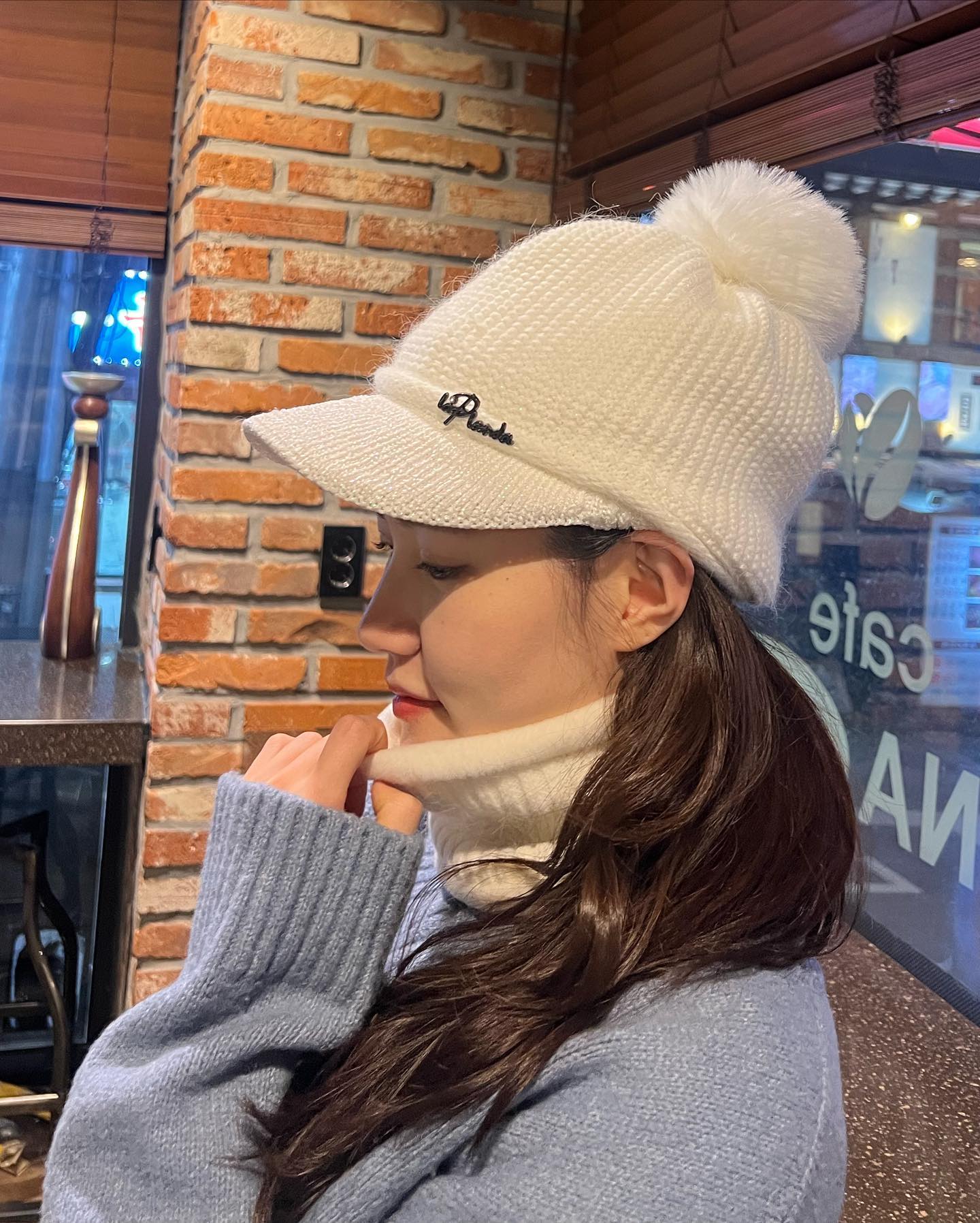 #협찬 

최근 기온이 -10도 이하로 떨어져서
매일 패딩 모자 뒤집어 쓰고 다니다 칙칙한 모자 벗어던지고 
니트모자+넥워머 착용해봤는데 너무 귀엽지 않나요?!??😍

눈을 연상시키는 새하얀 모자 끝에 달려 있는 폼폼이도 귀엽고 
캡 부분이 펄 원사로 되어 있어 포인트 주기 좋아요

니트모자라 신축성 좋고 따뜻한데 
밍크워머까지 착용해주면 보온성 두 배 업 

따뜻하고 귀엽고 예쁘고 다하는 조이조아 방한모자
한 달 남은 겨울 겨울아이로 살아야겠어요 ☃️☃️☃️
 
#별빛상회MALL #조이조아 #방한모자 #니트모자 #방울모자 #골프모자 #여성골프모자 #겨울골프모자 #넥워머