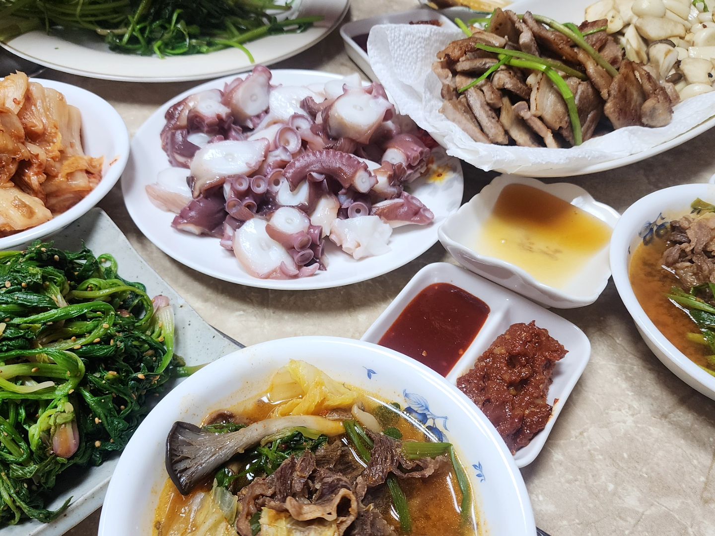 임서방 작별 기념(?)
한상 거하게 차려주신 마미

덕분에 딸내미가 제대로
폭식했다요 🐷 

#부기홍이쮸가족