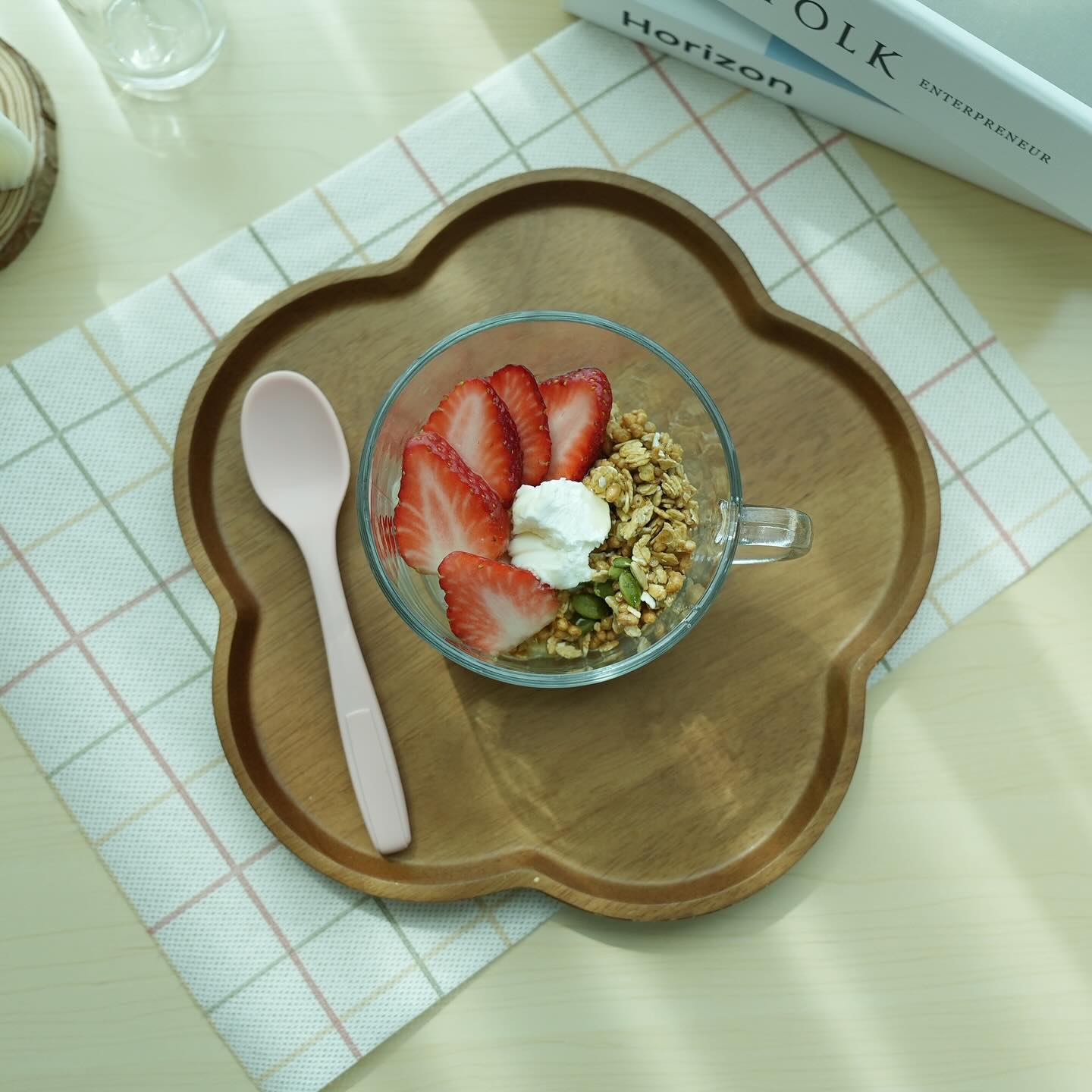 #협찬
오늘 아침 나의 식사 
예쁜 요거트볼에 직접 만든 그릭요거트와
그래놀라 & 딸기 담고 알룰로스 뿌리링

예쁘고 홈카페 감성 살리기 좋은 카르세 요거트볼
450ml의 넉넉한 용량에 
내열유리라 뜨거운 스프도 OK
요거트볼, 시리얼볼, 스프볼, 아이스크림볼 
두루두루 활용도 좋아요

⬇️카르세 요거트볼 구매처
https://bit.ly/3PoGcFX

#홈카페 #그릭요거트 #요거트볼 #시리얼볼 #카르세요거트볼