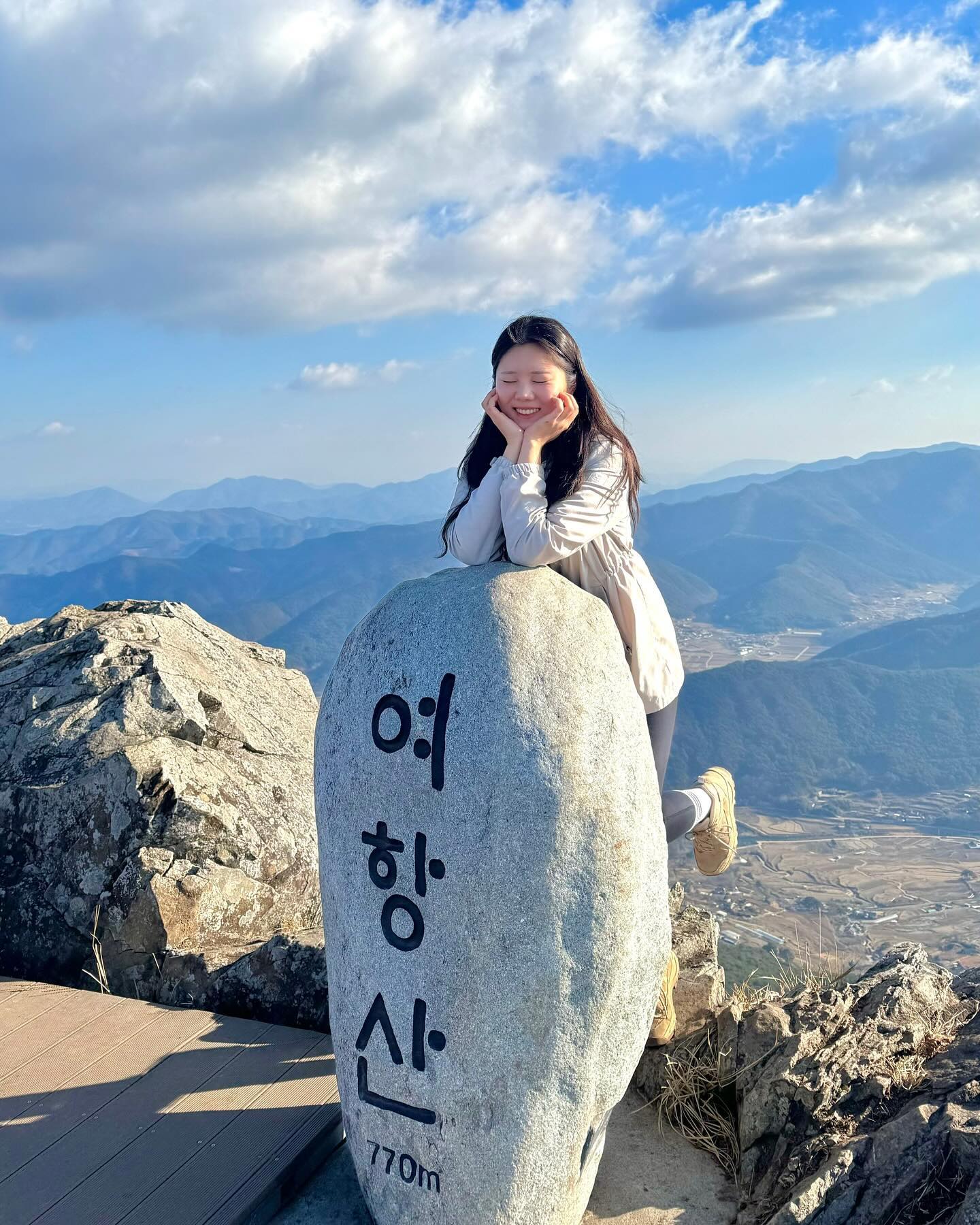 ⛰️ 여항산 (770m)

🚗 좌촌마을 공동 공영 주차장
👟 1코스 등산 - 정상 -2코스 하산
⏱️ 왕복 2시간 20분 (휴식포함)

주말만 되면 죽어있던 밍토리 자아 부활이욤 🎀
와글와글 여항산 산행 레츠기릿해버렸지모양
1코스 처음에는 생각보다 쉬워서 만만하게 봤눈데 
1/3쯤 남기고는 돌이 많아 앞발의 도움 좀 받음^^;; 
올라가서 한숨돌리니 정상뷰가 진짜 미쳤고요.. 
칼바람도 청춘이여따.. 진촤...🫶🏻
한순간도 빠짐없이 알찬 주말 진짜진짜 끝 🥹
맛동산 그만 좋아하기. 그거 어떻게 하는건데..