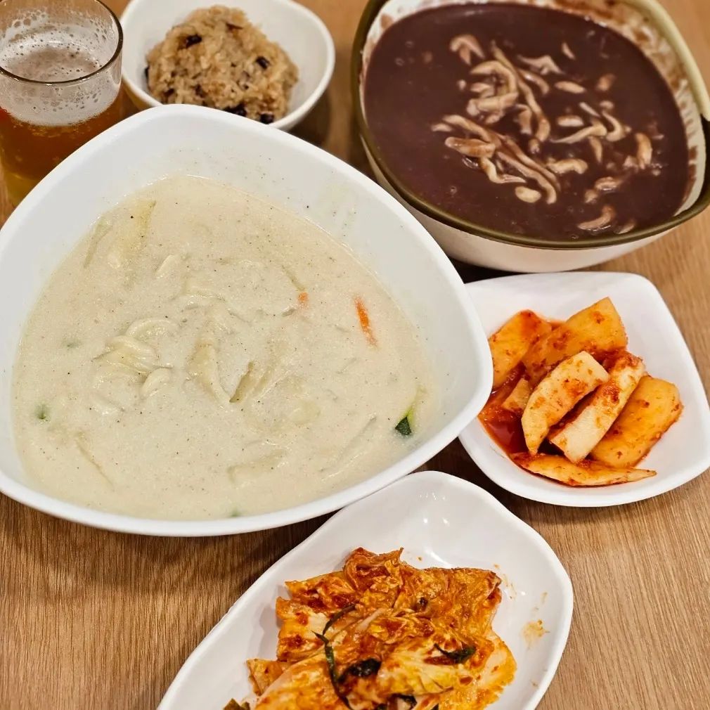 언제 먹어도 맛있지만
비오는 날 더 생각나는
#광주칼국수맛집
#용봉동맛집

🩷❤️💚🧡💙🩶💛🩵💜
점심 식사 시간에 오면 
항상 웨이팅 있는 맛집이라
언니랑 늦은 점심 시간에 방문했는데...
역시나 손님들로 북적였던 날^^

갓버무린 배추김치랑
적당히 익은 깍두기에
윤기 흐르는 찰진 찰밥 먼저 먹고

쫄깃한 면발에 들깨가 푸짐하게 들어가 
걸죽한 국물은 고소한맛이 쵝오!!
제 점수는요~~
별⭐️⭐️⭐️⭐️⭐️
#비엔날레맛집
#전철우맛집

직접 삶으신 국내산 100% 팥으로 
국물은 걸죽하고 쫄깃한 면발에
달달하게 설탕 많이 넣어 먹으니
넘 맛있어요👍
#용봉동칼국수맛집
#용봉동팥칼국수맛집
#용봉동점심맛집
#들깨수제비칼국수
#친절한사장님

맛있게 잘 먹었습니다

➡️ 광주 북구 용봉택지로 50

➡️영업시간 오전 11시20분~오후 9시