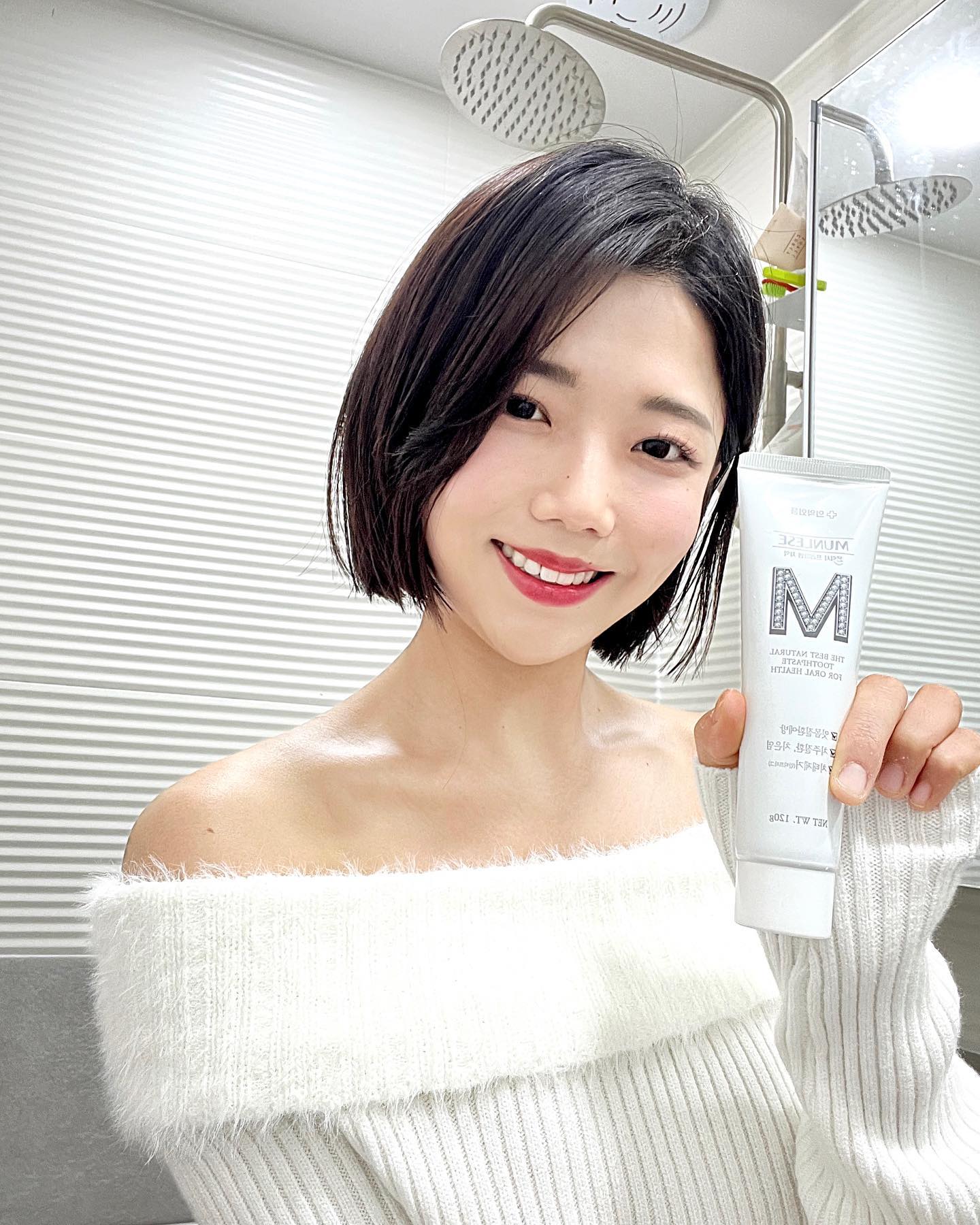 #협찬 월요일 끝🙏🏻 피부관리 만큼이나 중요한 하얀 치아
저는 누군가을 만나면
첫인상으로 치아를 보게 되는데요
그만큼 요즘 치아 관리도 정말 중요한 부분을 차지하고 있다고 생각해요 !! 

직업 특성상 늘 밝은 웃음을 내보여야 하니, 
아준생 시절 때 부터 치아관리에 정말 힘썼어요

미백제품 많이도 써봤고 
특히 미백치약은 안써본 게 없습니다
요즘 다 효과는 좋은데.. 그만큼 이가 너무 시리더라고요ㅠㅠ 전 잇몸이 약해서.. 하얗자고 잇몸 시리게 만드는 게 맞나 할 때..
몬러스핑크치약 만나 다행입니다 🤍
잇몸 시려 고민이신분! 치아미백 신경 쓰이시는 분
한 번 써보세요..🦷 저는 한 통 다 비워볼 때까지 꾸준히 써보고 싶을 만큼 만족하고 사용중입니다🦷

홈페이지:https://munlese.imweb.me/
인스타:munlese.official

#MUNLESE#munlese#몬럭시#몬럭시핑크치약#MUNLESEPINKTOOTHPASTE#치태제거#치석제거#구취제거#잇몸케어 #몬럭시치약#치약추천