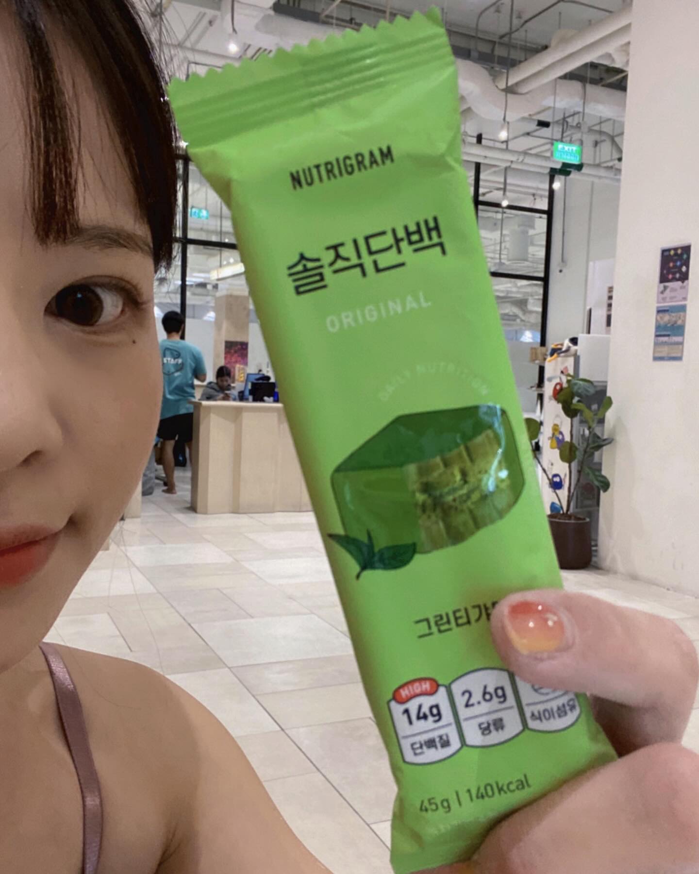 #협찬 x nutrigram_ng 

 솔단바 그린티갸또는 그냥 씁쓸한 녹차 맛이 아니라 크리미한 맛까지 있어 녹차라떼 맛이랑 완전 똑같다. 큼직하게 박혀있는 견과류들이 씹는 맛도 주고, 오래 씹을 수 있어 내 입맛에 안 맞는 솔단바 찾는게 더 힘들 정도. (₍ˀ˟͈͈͈᷄ළ˟͈͈͈᷅ˁ₎) 

#뉴트리그램 #솔직단백 #뉴포터즈6기_uz