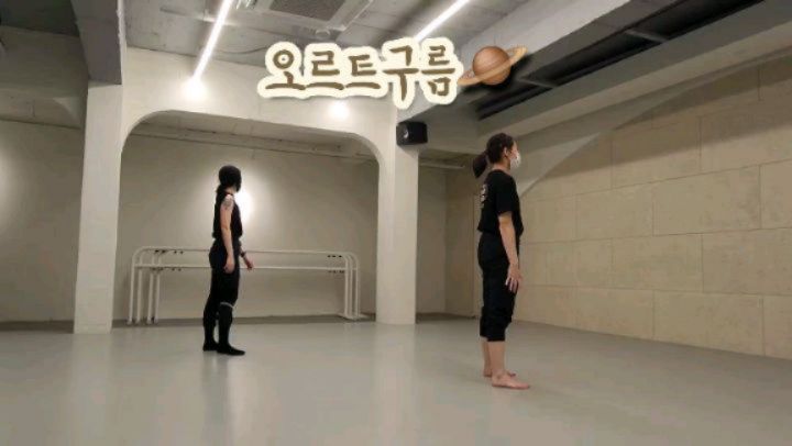 #jazzchoreo#choreobyme #윤하#오르트구름
춤을 추면서 내가 만든 안무를 처음으로 누군가에게 알려주고 함께 했던 소중한 인지팀 쉐어 시간🥲🤍

껍질을 깨고 아무도 모르는 어딘가로 달려가는 모두를 응원한다는 메세지가 담겨있는 윤하의 오르트구름이 올해 여기저기 부딪히고 깨지는 순간도 많겠지만 그럼에도 각자가 원하는 곳을 향해 열심히 달려갈 멋진 팀원들을 응원한다는 마음을 담을수있는 딱 알맞는 곡이라는 생각이 들어서 노래는 금방 정했지만 
어떤 움직임을 넣으면 좋을지 고민을 계속 하면서 바꾸고 또 바꾸던 바람에 더 완벽하게 준비를 해가지못한거같아 쉐어내내 마음이 무거웠다..💦 

그렇지만 누군가에게 내가 만든 안무를 가르쳐주고 각자의 색깔대로 풀어나가는 모습들을 볼수있는게 너무 신기하고 소중했던 시간이었고 내 안무를 지희쌤과 함께 하는 날이 오다니..🥺❤️ 일기쓰고자야지 다짐했던 하루.. 

여러모로 부족한 부분들이 너무 많았지만 정말 경험해보지않으면 몰랐을 많은 부분들을 배우고 깨달을수있었던 소중한 시간 마련해주셔서 너무 감사합니다 ! 💓

+)혜본언니가 준비해주신 서프라이즈 생일케이크덕분에 많은 순간이 선물같았던 월요일🌝🤍
_

Music. 오르트구름 - 윤하
Choreography. do.hyeon__ 
Dancers. zeehee_park  sseul_inzee  boobi__im bonique_  do.hyeon__

🪐🤎