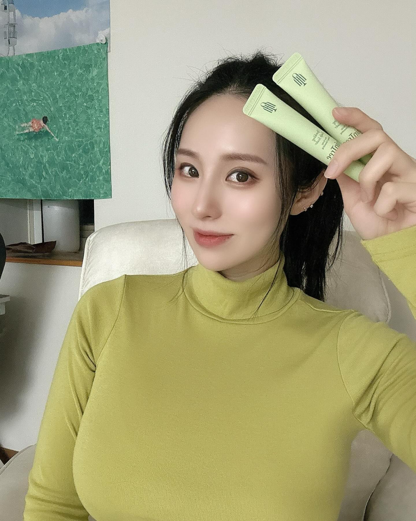 #협찬 [민트리] 스칼프 스케일러 두피스케일링💚

압도적인 시원함! 비자극 탄산버블로 관리하는 두피 스케일링이에요:)

탈모예방을 위해 탈모관리 시작으로 두피 스케일링부터! 일주일에 1~2회 두피 스케일링을 시작했어용✨

부드럽지만 강력한 두피 스케일링으로 삼푸처럼 쉽게 관리중인데 쿨링효과까지 있어 두피열케어도 가능해 너무 좋은 스케일링 효과를 보는 중이에요~

스칼프 스케일러 두피스케일링으로 두피 가려움,모공 세정,두피 열감, 냄새까지 잡아보세요🙌🏻
-
-
-
-
-
#민트리 #민트리스케일러 #두피스케일러 #두피스케일링 #두피스켈링 #셀프두피케어 #두피가려움 #정수리냄새 #두피관리 #두피탈모  #오늘의화장품 #협찬모델  #두피 #헤어 #헤어스타일 #헤어모델 #맘  #selfie #i #like #in #instalike #instagram #f #fowl_waterfowl #follow4like #followｍe #f4 #いいね返し