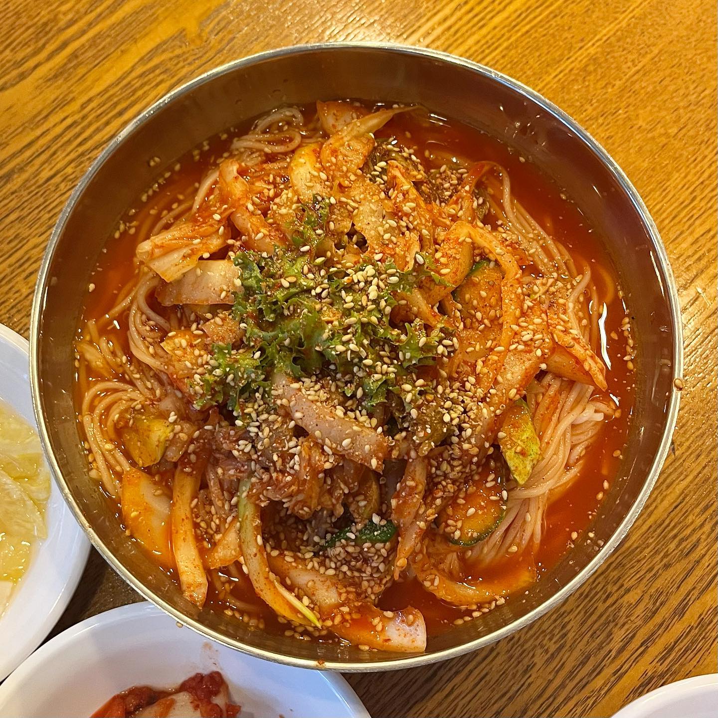 어떤 메뉴를 먹어도 맛있는 국수 맛집 #망향비빔국수

깊게 숙성된 시원한 야채수와
백김치가 어우러진 매콤 달콤한 맛의 비빔국수!

국물이 자작한 느낌이라 더 맛있게 느껴지고
저는 생각보다 더 매운 느낌이 나더라구요.

이럴때 장단콩국구 국물 한 번 딱!
먹어주면 매운게 싹 내려가요.

장단콩국수는 4월 - 9월 한정으로 판매하는 메뉴라
콩국수 좋아하시는 분들은 서둘러서 드셔보세요!

찐으로 진한 콩국수의 맛을 느낄 수 있으실 거에요.

그리고 육수는 셀프로 가져다 드시면 되는데
꼭 드셔보세요. 완전 진국 😃

-

📍 망향비빔국수 _ #염창동 #강서점 

💳 비빔국수 8,000원 곱빼기 +1,000원
💳 장단콩국수 10,000원
