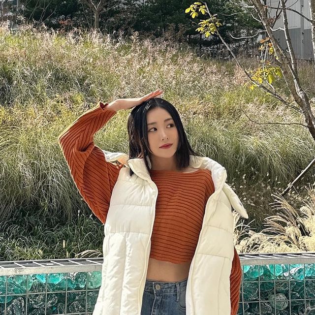  ✨찌닝‘s 출근룩 & 데이트룩 기록✨ on Instagram: "#광고
@standarderror_official 

안녕하세요, 찌닝입니다✨
오늘은 주말 적금샷 가져왔습니다.

스탠다드에러에서 보내주신 투웨이 패딩 베스트 입었는데요! 오버한 핏감이어서 두툼한 탑도 편하게 입을 수 있더라구요🤭
투웨이여서 다양하게 스타일링 할 수 있는데다 후드도 탈부착이 가능해서 활용도가 높습니다ღ 
그리구 무엇보다 따수워요..🔥 가볍게 보온성도 챙길 수 있는 뀰템🎀

오늘이 수능날이더라구요?
수험생분들 후회없이 최선을 다 하시구 모두 좋은 결과 있길 바라요💕 화이띵🔥

그리고 일개미 동지님들도 모듀들 목요일 화이텡입니댜🔥🔥

#찌닝룩
#스탠다드에러  #STANDARDERROR #데일리룩#パンツ  #outer #패딩베스트#풀아우터#남여공용 #패딩조끼 #겨울코디 #데일리코디 #데이트룩추천 #겨울룩 #패션계정 #20대여자코디"
