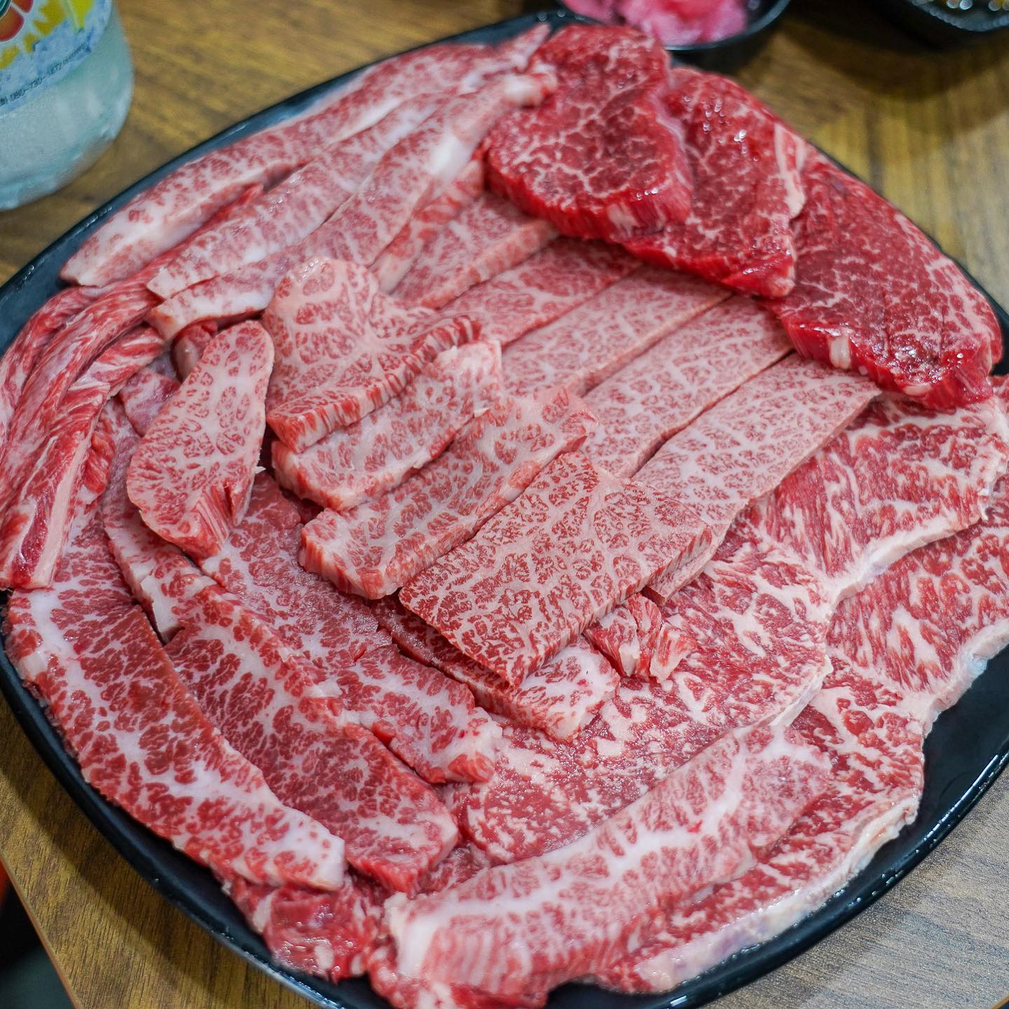#대가식육식당

합천 삼가 한우거리의 대가식육식당은 
1987년부터 운영하고 있다.

입에서 사르르 녹는다는 표현이
어울리는 소고기는 그야말로 굿!

굽히는 소리, 군침나는 냄새,
눈이 즐거운 비주얼까지
세 박자가 한 번에 딱 떨어진다.

육회는 윤기가 좌르르 흐르면서
잡내가 나지 않고 호불호 없을
고소한 맛을 보여준다.

된장찌개는 어릴 적 할머니 집에
가면 끓여 주시는 바로 그 맛!
배가 부르더라도 먹어보길 추천!

🗣️이것이 진정한 한우구만!

✔️삼가시장 공영주차장에 주차 가능
✔️ 웨이팅 있을 수 있음
✔️식당 바로 옆 대가정육점에서
소고기 선결제 후 식당에서 식사
✔️호불호 없을 맛집

#가본고니_합천 #합천맛집 #합천여행
#먹스타그램 #먹팔