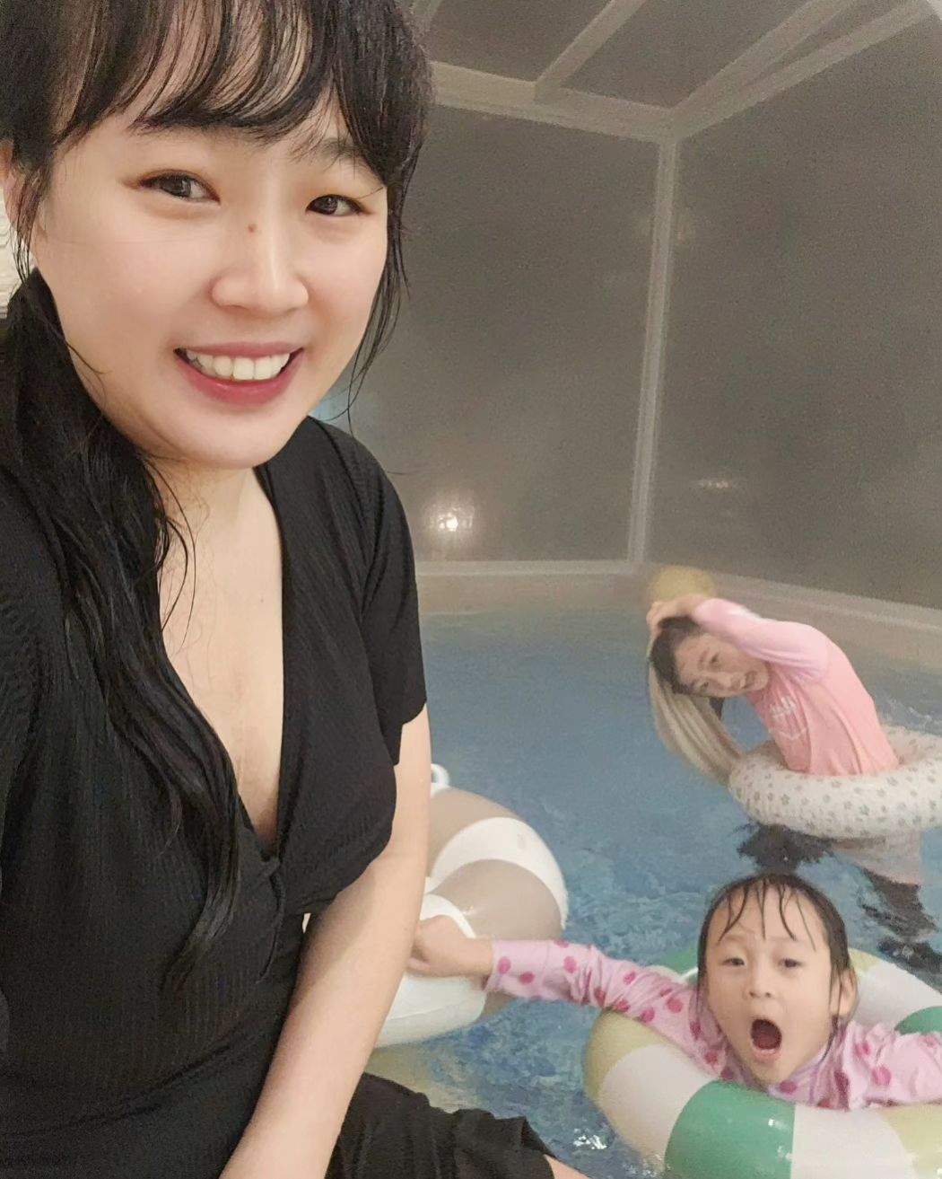 아이들은 풀장에서 밤새도록 놀고, 
아치형 풀장에서 나와서도 계속 놀았던
경주 까사멜로우 키즈풀빌라!😆

아이들이 놀 수 있는 공간이 가득하다보니,
에너지 넘치는 아이들!
간만에 에너지를 맘껏 방출했네요 ㅋㅋ🤣

덕분에 일찍 잠들어서,
남편과 편안하게 휴식하며 
재충전을 할 수 있었답니다!🥰

키즈풀빌라의 좋은점은 
아이들은 쉼없이 놀 수 있는 공간이 있고,

부모님들은 잠시나마 일상에서 
벗어난 휴식을 취할 수 있다는 점이 
매력적인 것 같아요!!😊🖐️

부모님들만의 재충전, 필수 아닐까요?🙃

#경주풀빌라 #경주여행 #경주키즈풀빌라 
#가족여행 #경주까사멜로우
#추억쌓기 #아이와함께 #여행스타그램 
#아이와함께 #가치있는여행