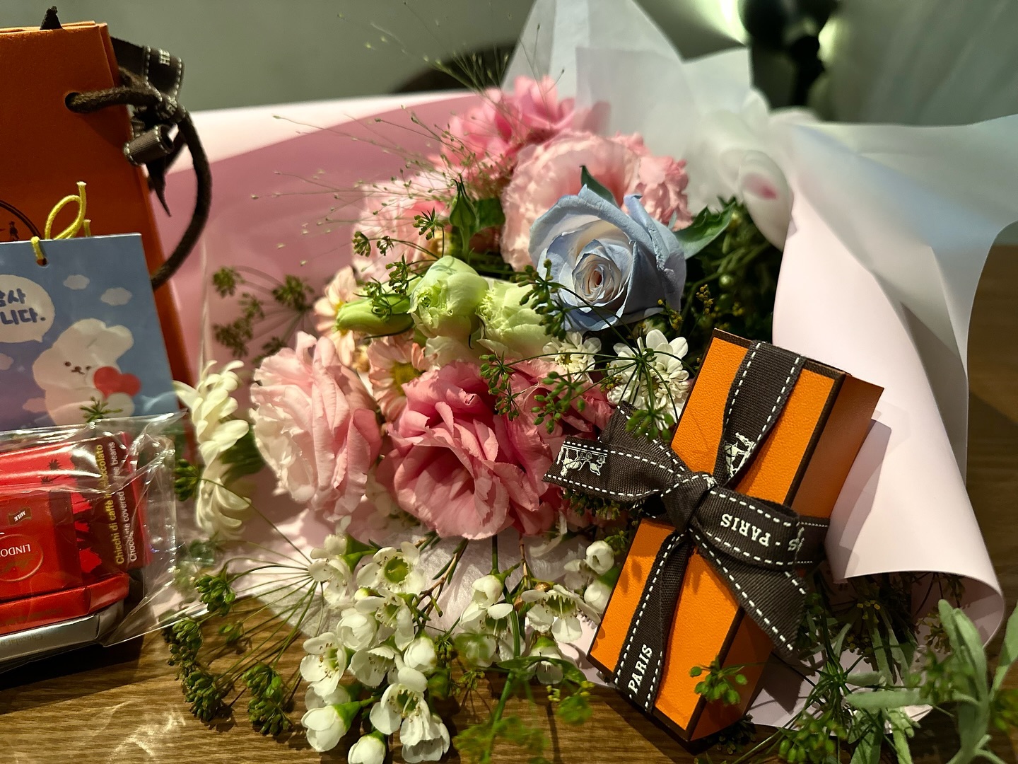 파스타, 스테이크 먹고 퐁신퐁신 팬케이크까지!✨
립밤, 초콜렛에 꽃다발 선물까지 감동이라규ㅠㅠㅠ😭
날도 더운데 양손 가득 챙겨온 구요밍🥰
오랜만에 수다 잔뜩 떨었다!🔥 또보자아아ㅎ.ㅎ💖

#어글리스토브 #기흥역 #젠젠 #보정카페거리 #보정카페 #팬케이크