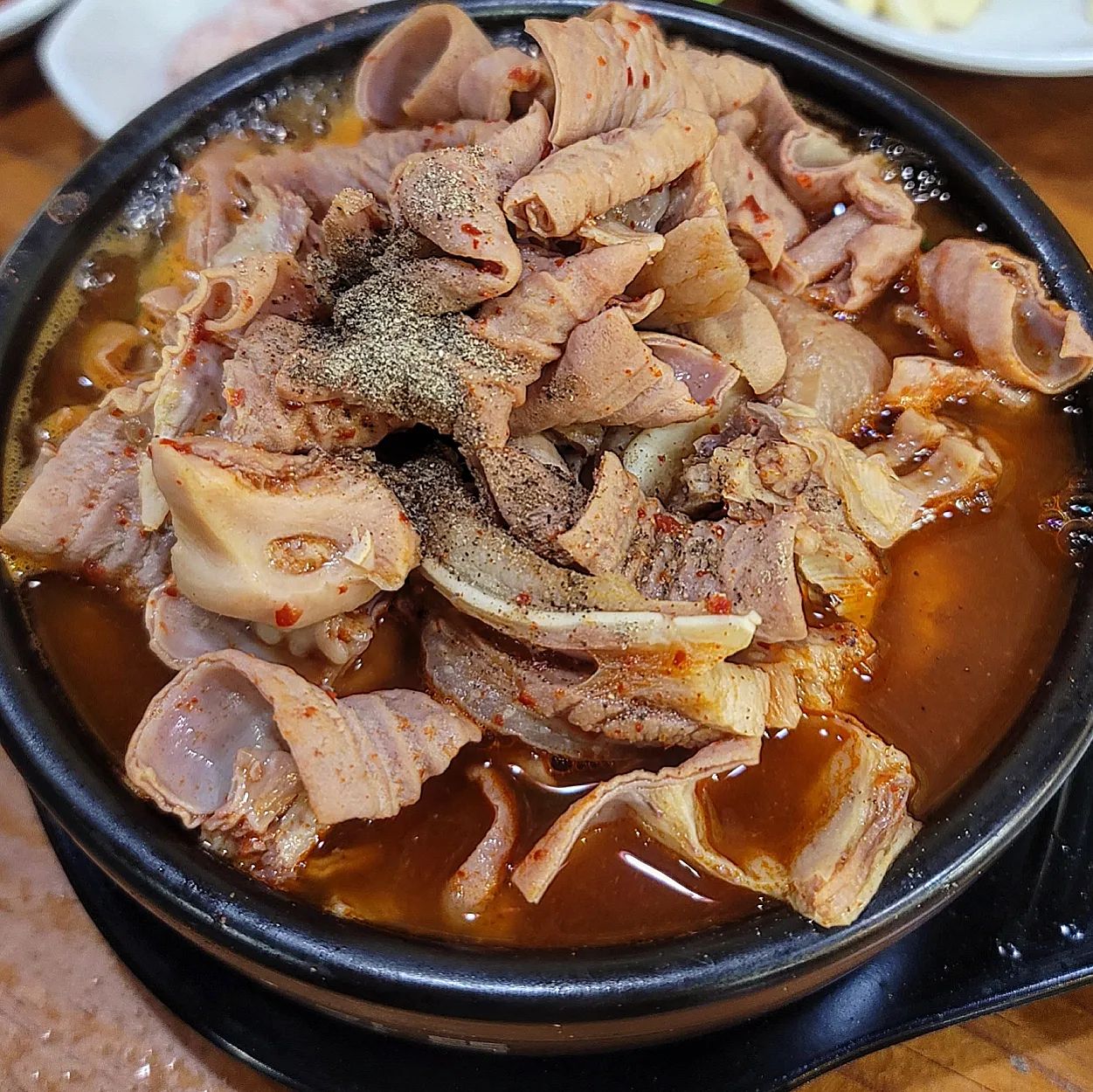 인생 순대국밥집을 찾았댜....❤
삼례에 위치한 #유성식당 입니다 !!

11시에 도착했지만 웨이팅은 필수인 곳으로
어르신들부터 젊은이들까지 ?!
남녀노소 할 것 없이 사람이 많더라구요 !!

산처럼 쌓아주는 내장들 보이시나요...?
정말 하나도 안질기고 야들야들 미.쳤.어.요...
거기에 깔끔한 국물까지...
진짜 배부른 제가 원망스럽더라구요 😂😂

거기에 모듬순대는 말해모해..
진짜 배 터지게 먹고 왔습니다 !!

집 가면서 바로 또 가고 싶었던 곳 처음이에요 !!
전주 근처에 가시는 분들 꼭 들러보세요 😋

#삼례맛집 #삼례순대국밥 #순대국밥1티어 #삼례순대