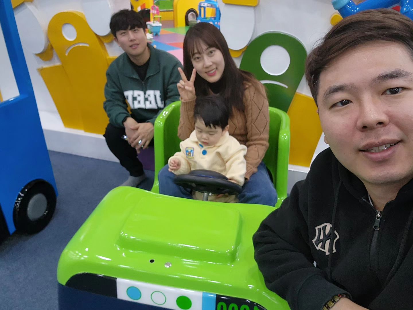 엄마모임가서 
반차쓰고 달려와준 처제
예비 이모부도 올만에보고 
고생하셨습니다 ~
안경씌우니 눈도못뜨고 
질색팔색 기겁하는 아들 
귀여워서 한컷트😁

#타요키즈카페보라매점 #신림 #엄마없이놀기 #키즈카페 
#육아 #육아소통 #키카 #육아파파 #육아대디 #동해번쩍서해번쩍 #육아도우미 #감사 #처제찬스